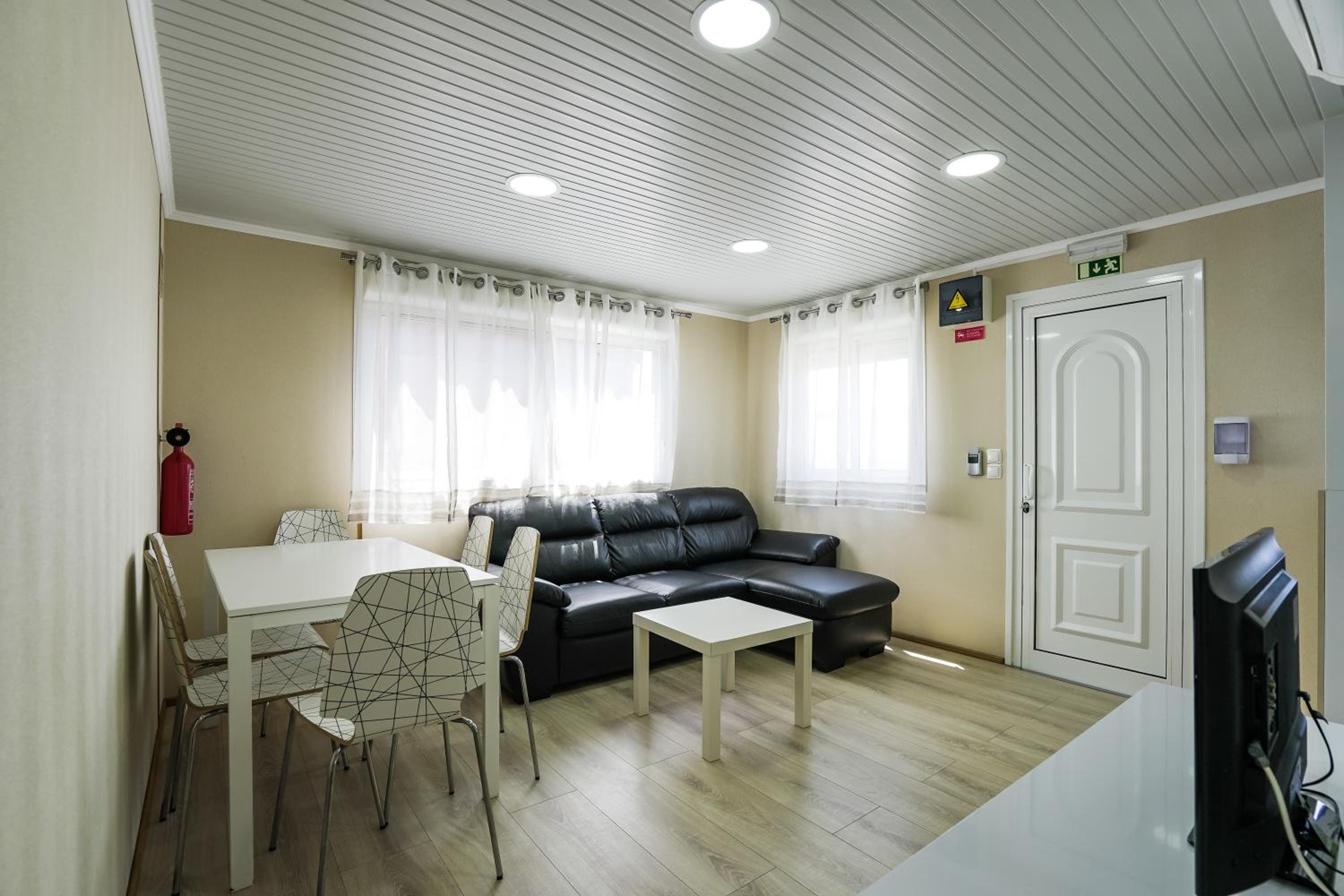 Three-Bedroom Bungalow - Photo 4