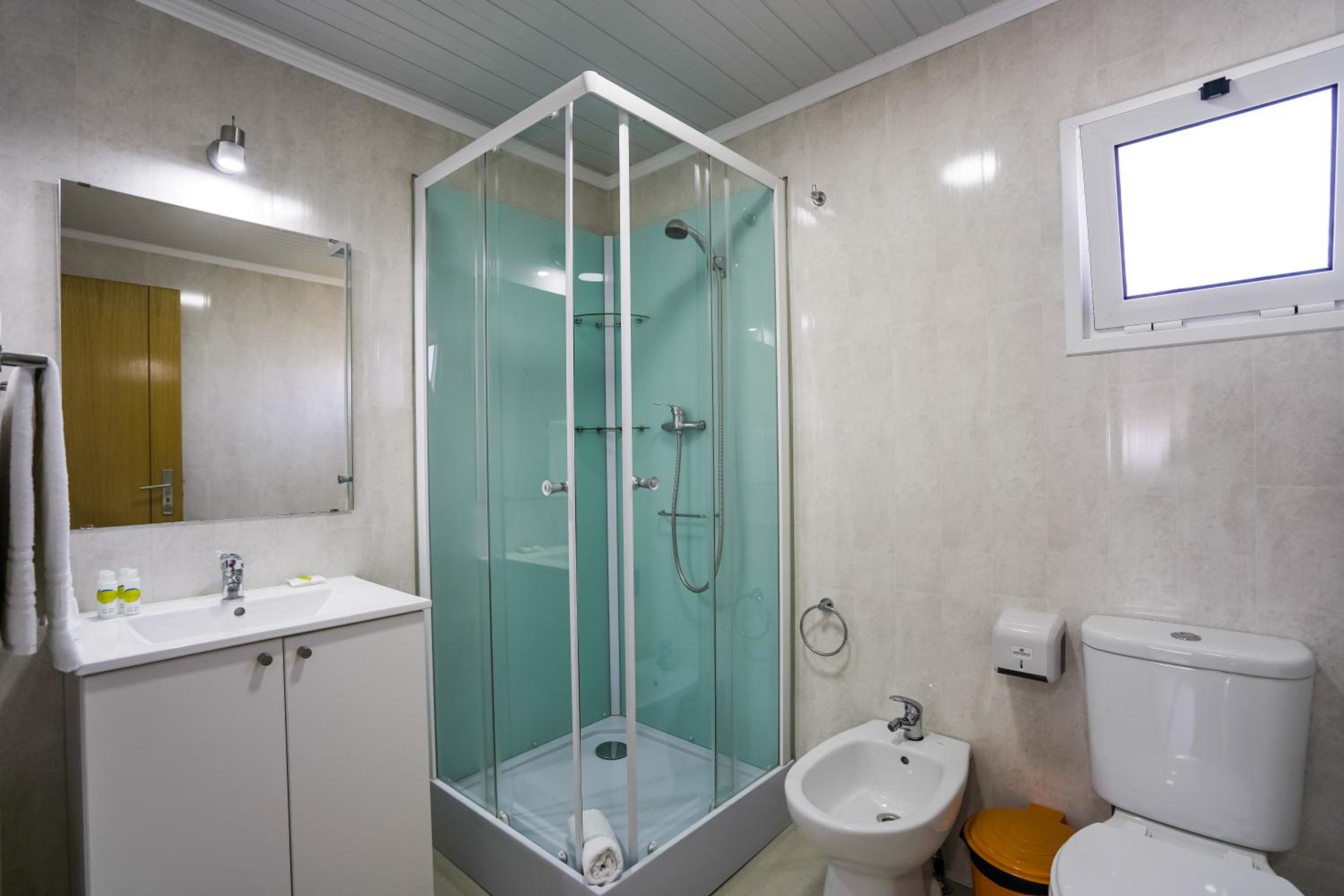 Three-Bedroom Bungalow - Photo 3