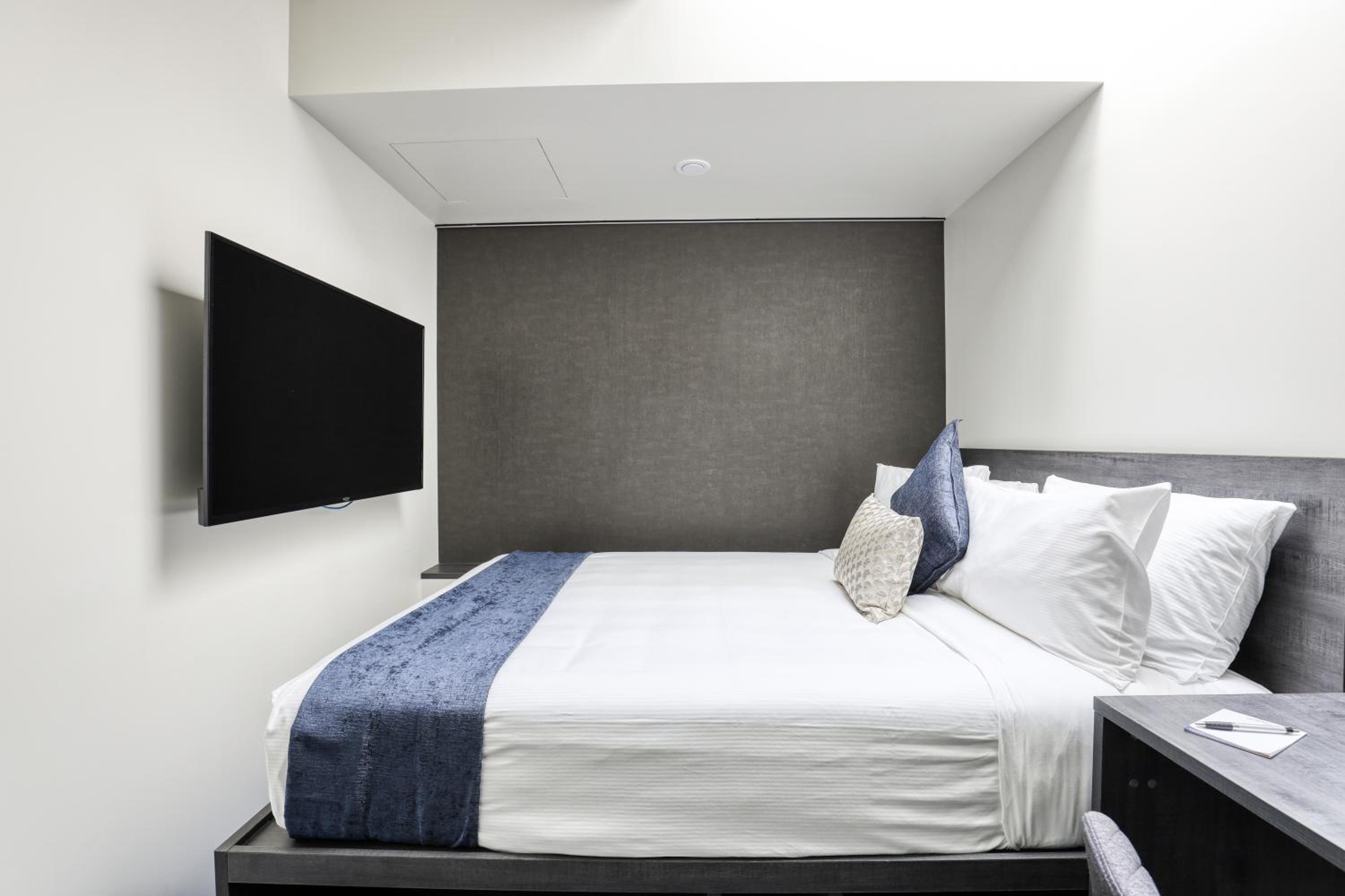 Queen Room with Small Windows - Non-Smoking - Photo 1