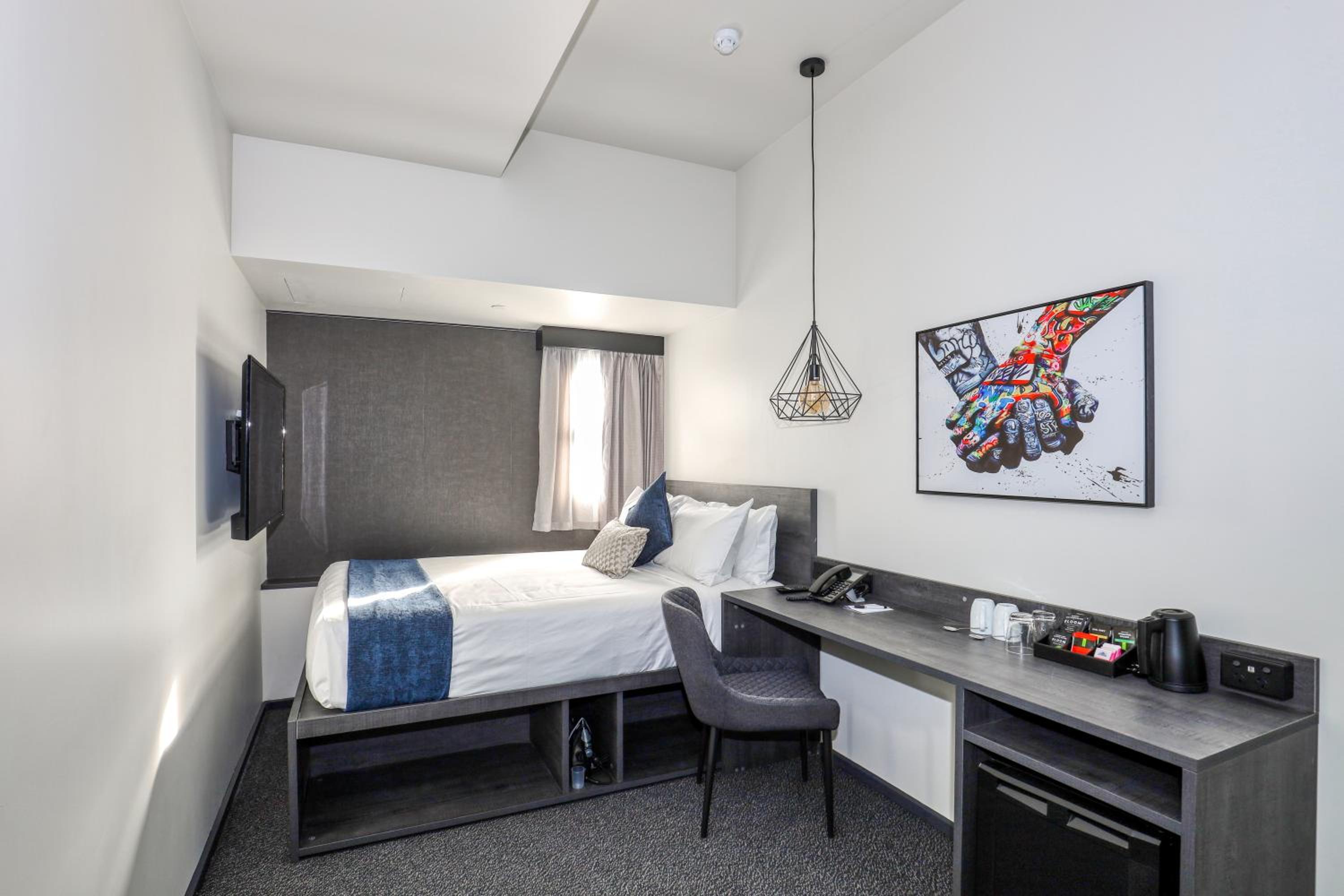 Queen Room with Small Windows - Non-Smoking - Photo 5