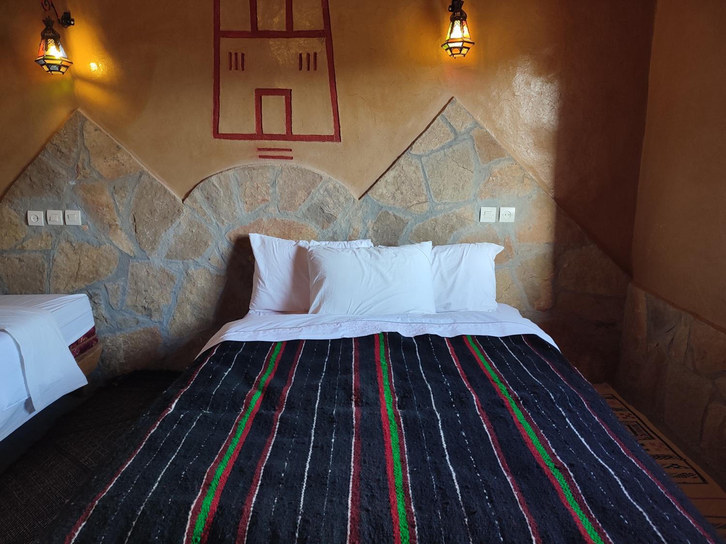 Deluxe Room (2 Adults + 1 Child) - Photo 2