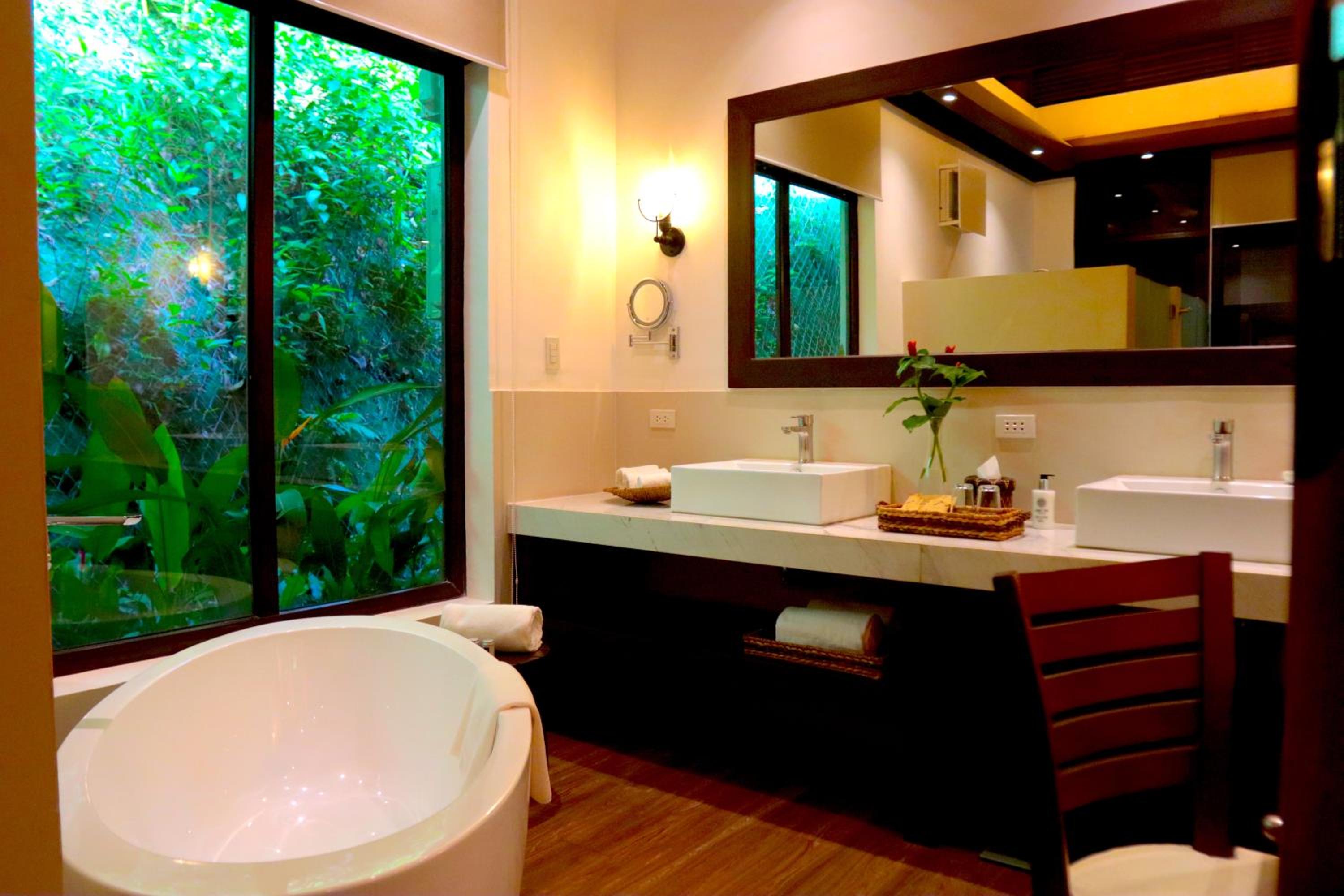 Luxury Villa with 2 Queen Beds with Free Roundtrip Lio Airport Transfers and Butler Service - Photo 2