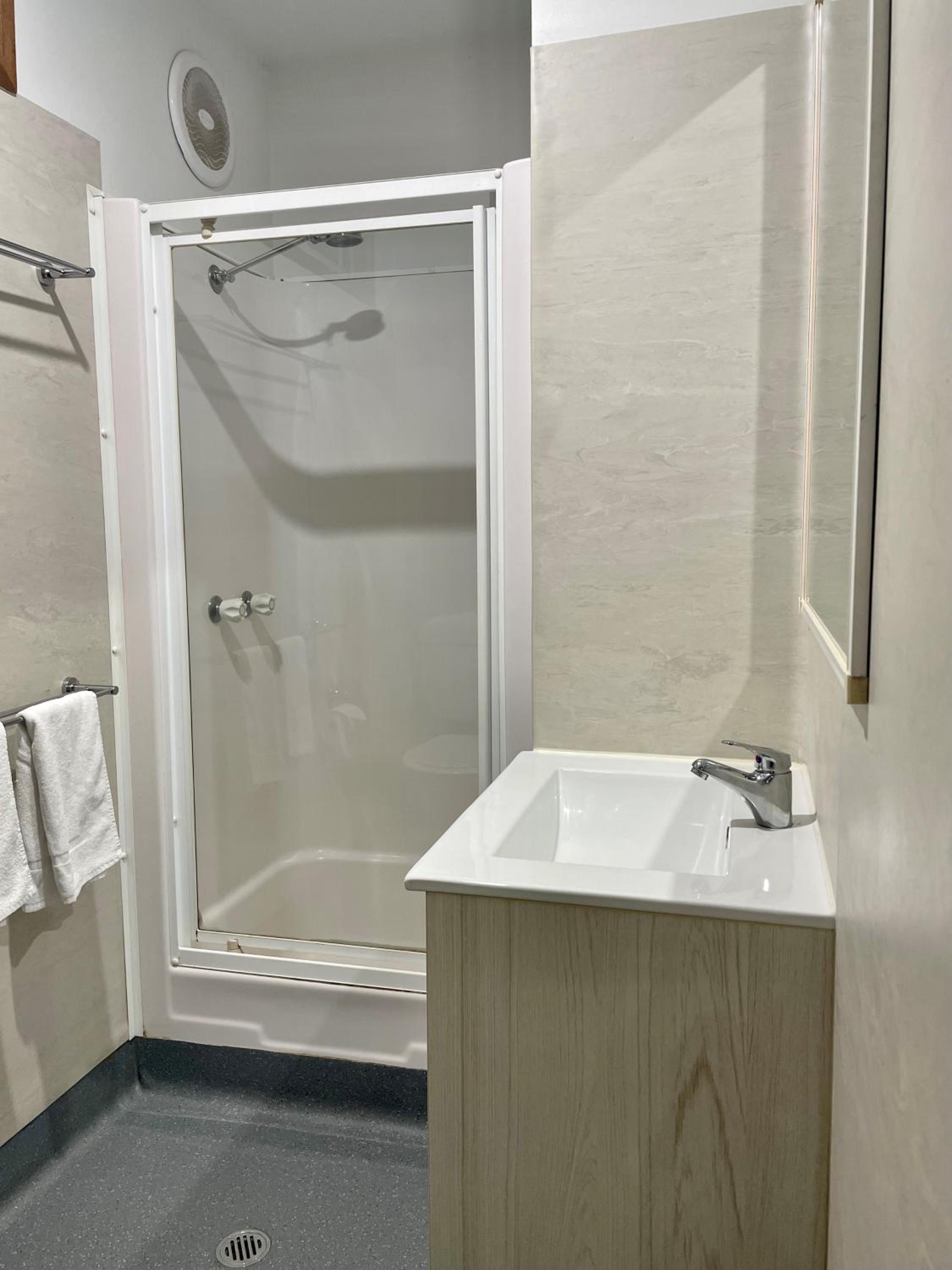 Two-Bedroom Bungalow - Photo 2
