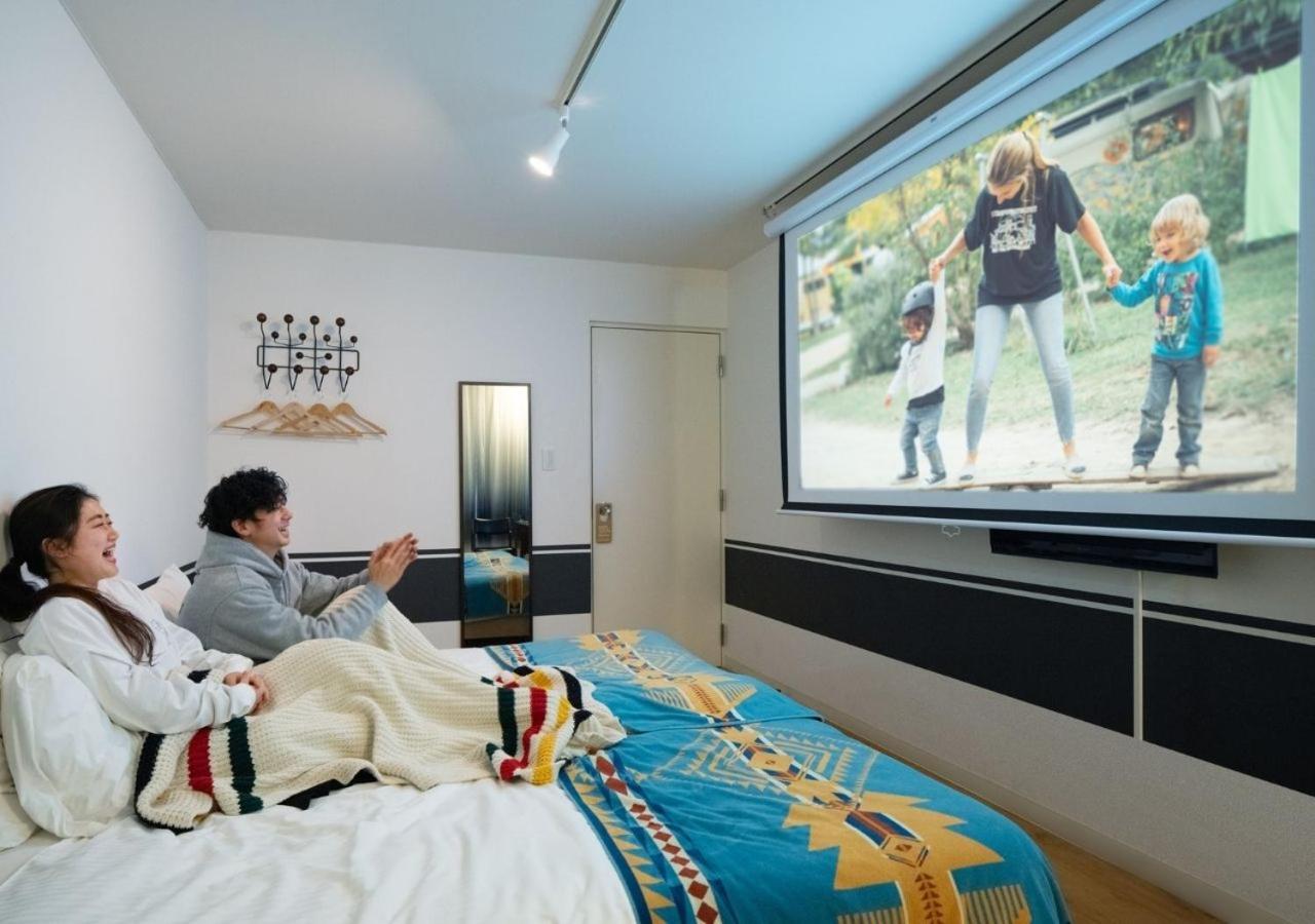 Theater King or Twin Room with Private Bathroom thumbnail 5