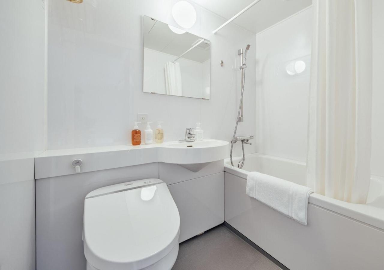 Theater Deluxe King or Twin Room with Private Bathroom thumbnail 5