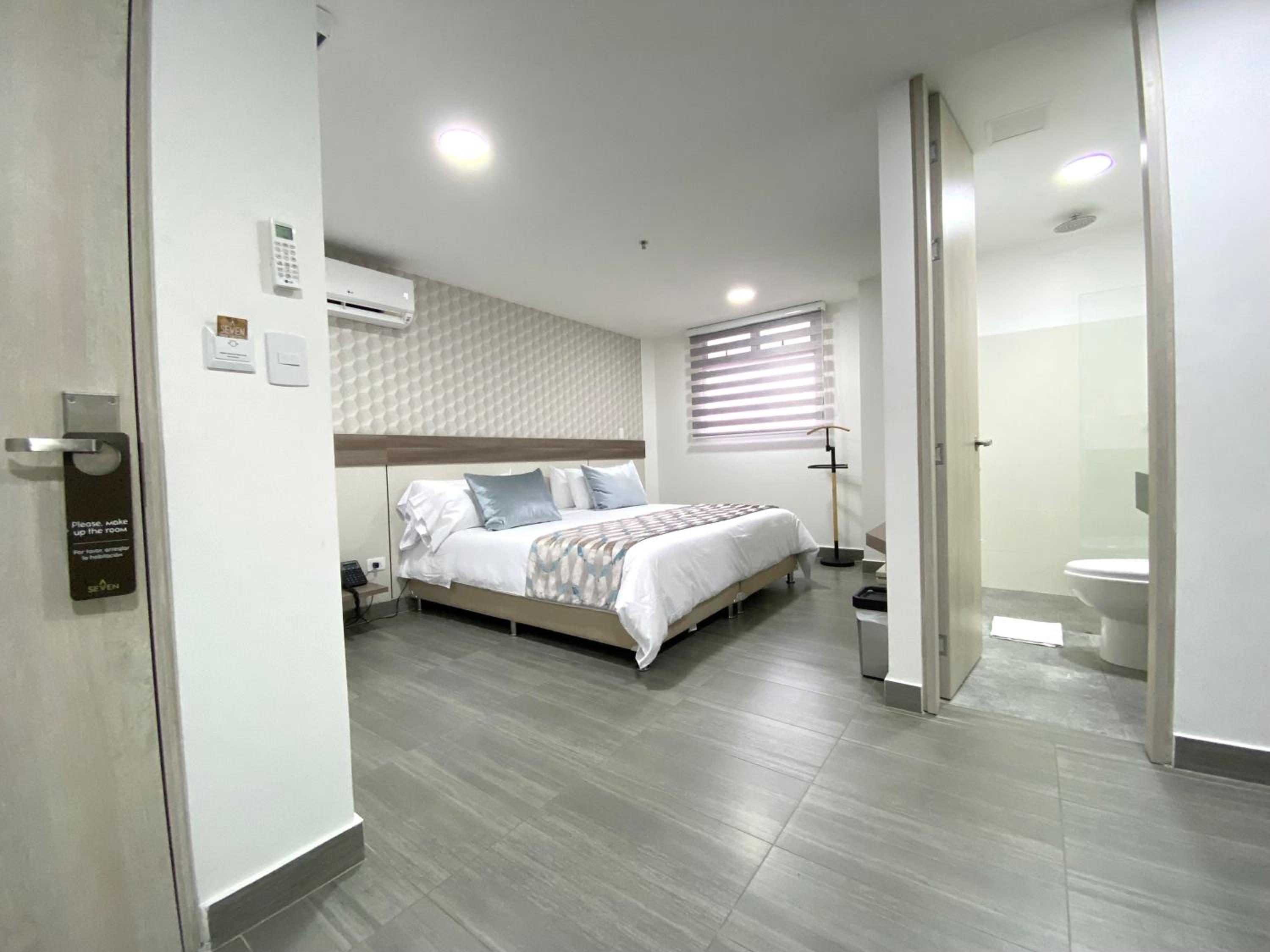 Standard King Room photo 3