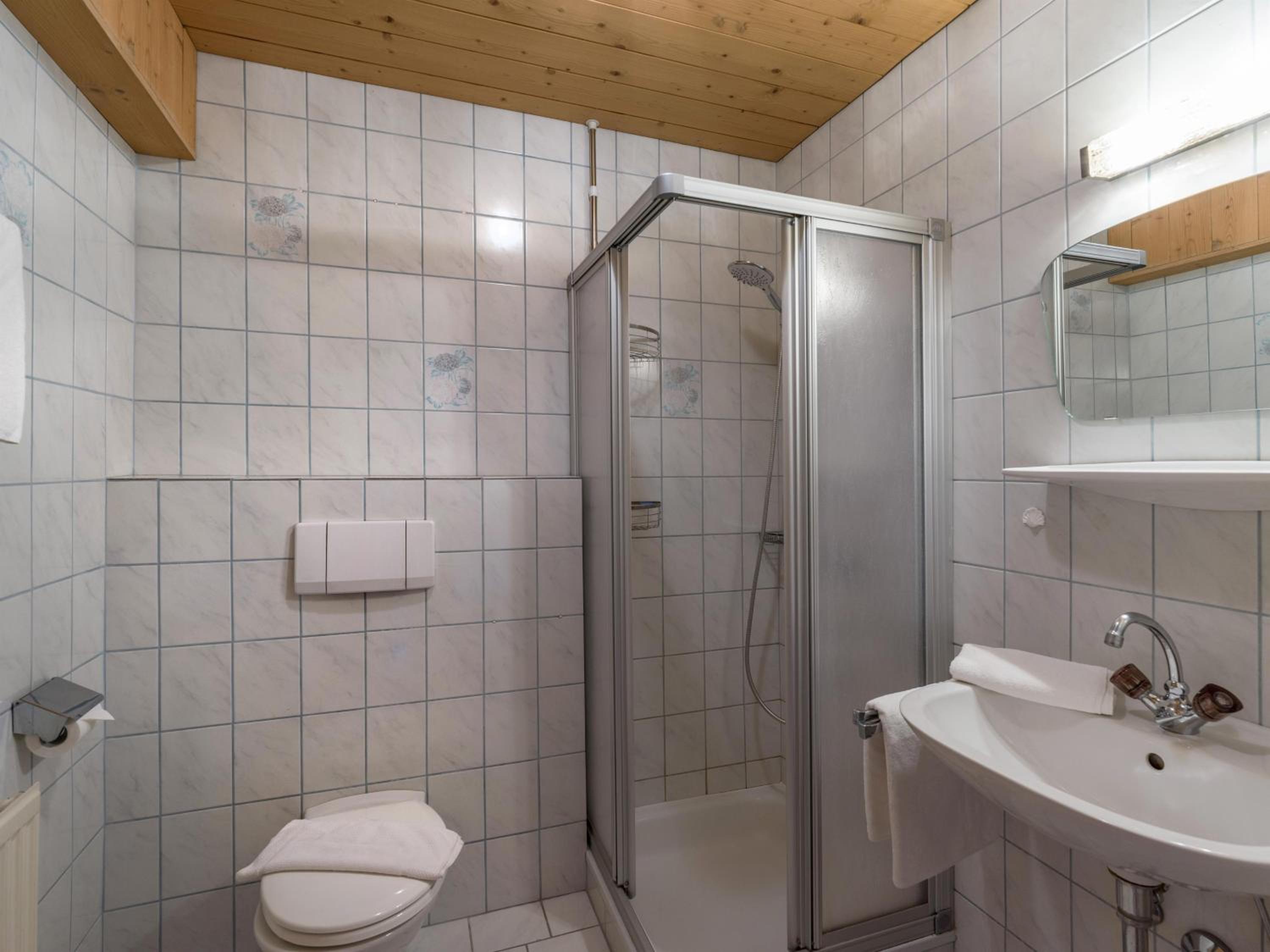 Two-Bedroom Apartment with Shower  - Photo 12
