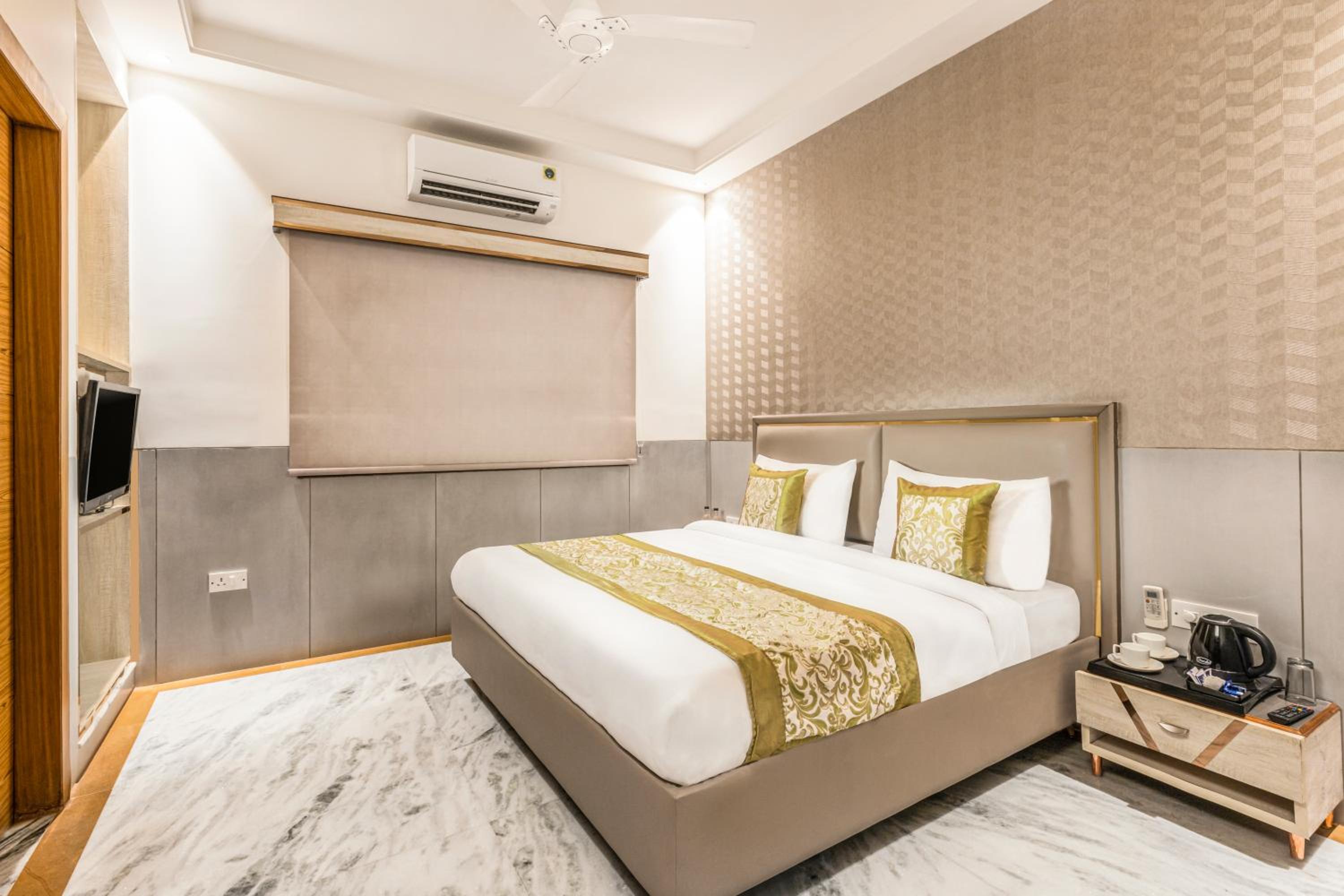 Deluxe Room - Photo 10