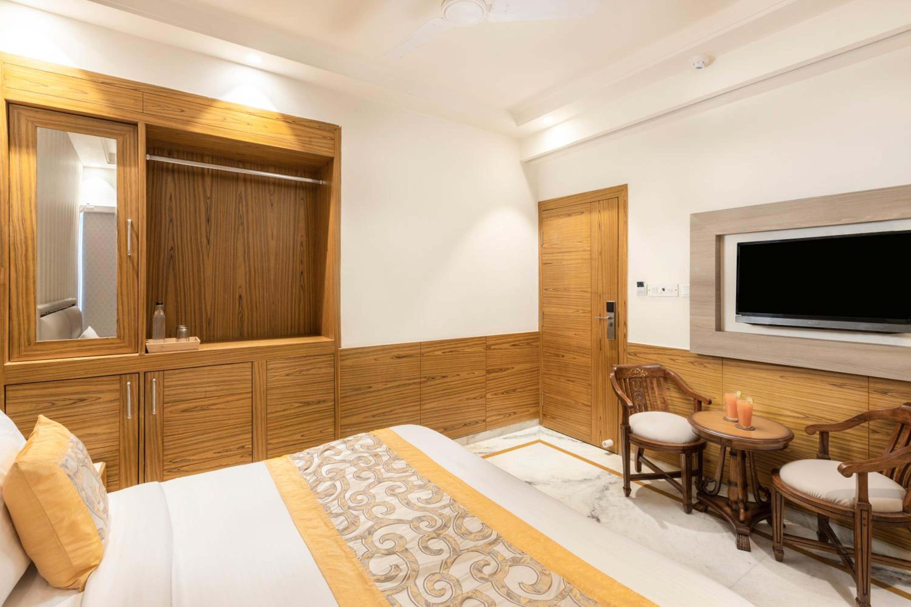 Deluxe Room - Photo 12