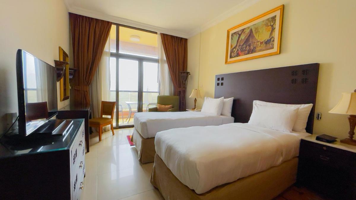 One-Bedroom Apartment with Two Single Beds and Skyline View, Free Shuttle Beach Transfer, Next to Metro Station photo 3
