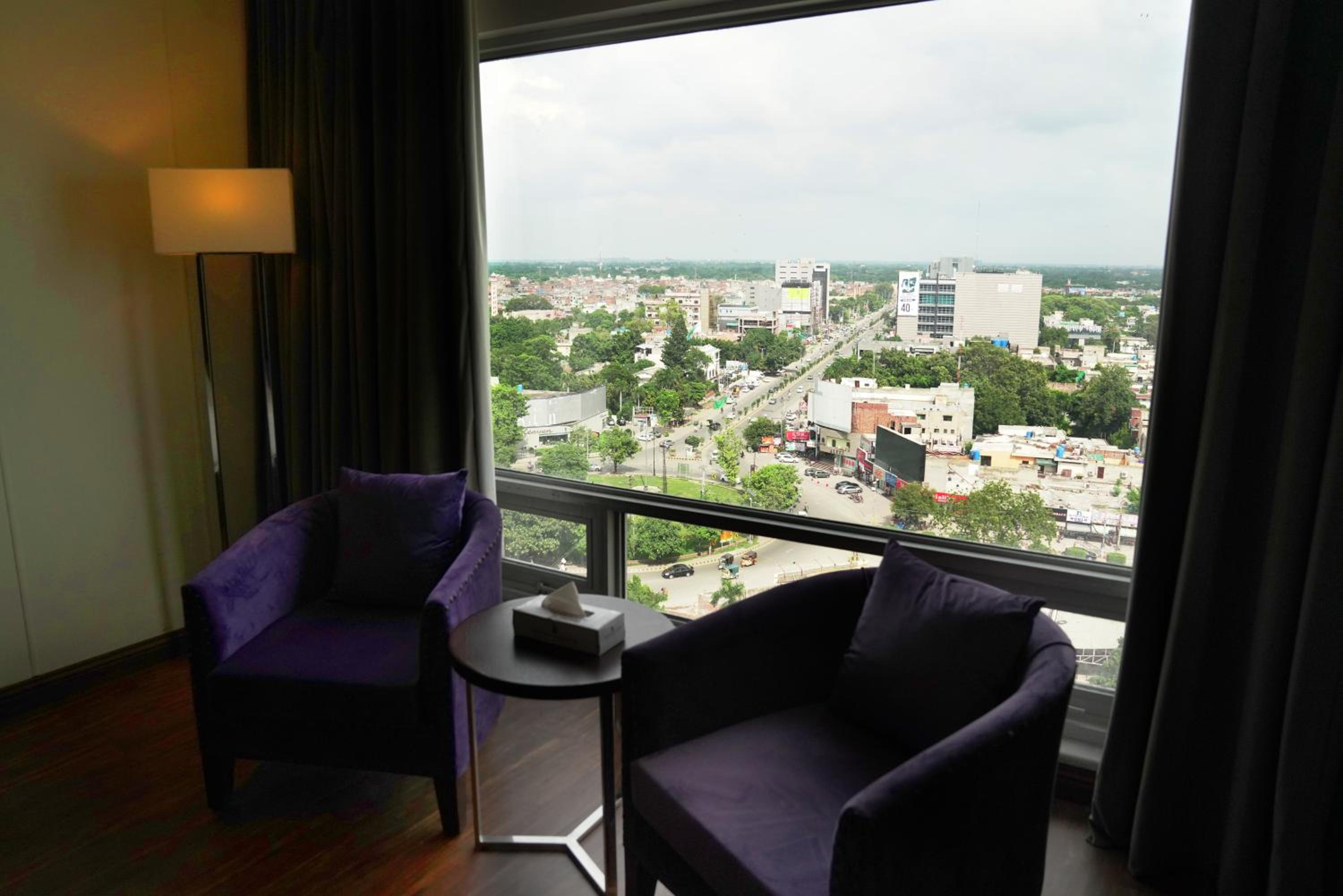 Deluxe King Room - Photo 9
