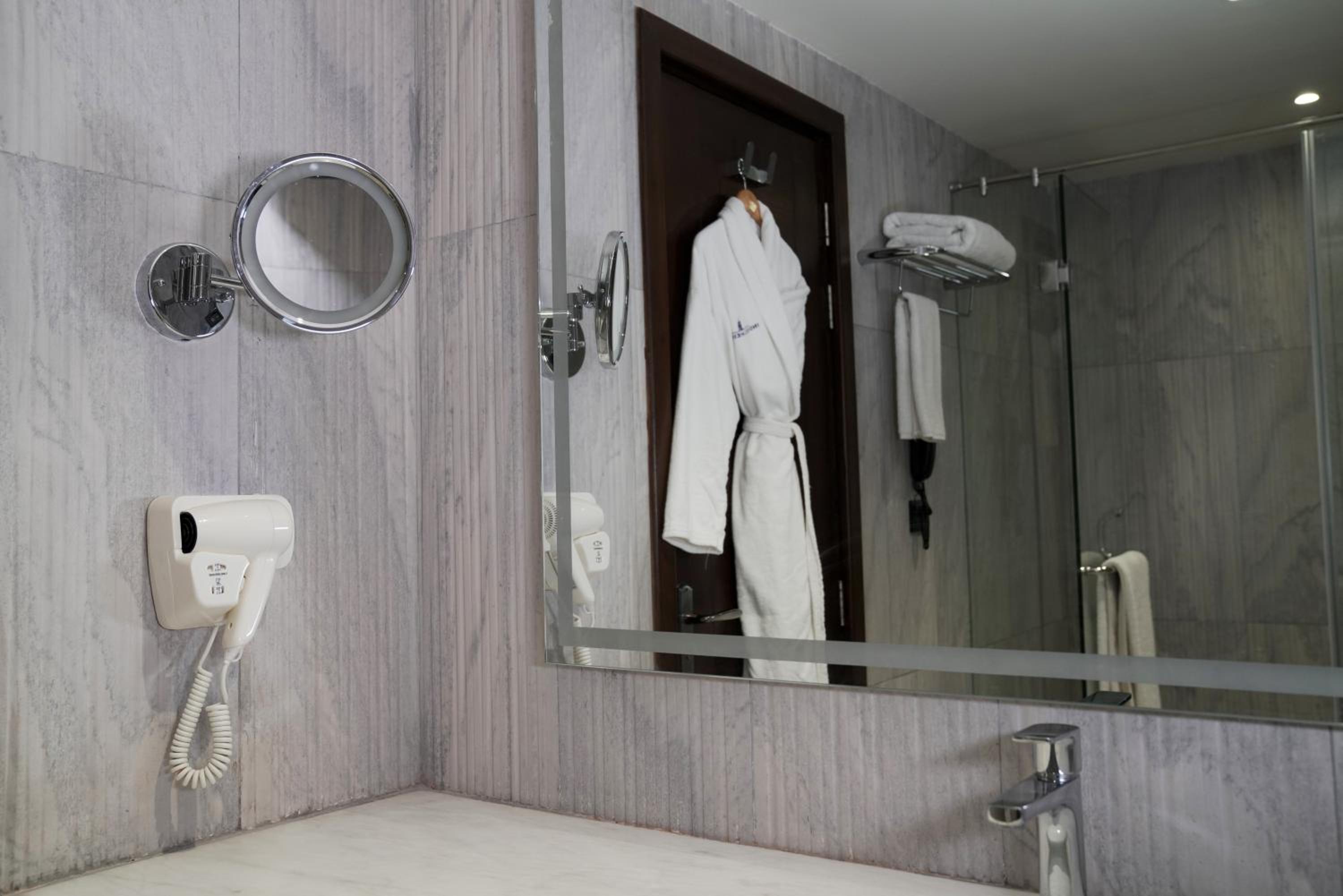 Deluxe King Room - Photo 10