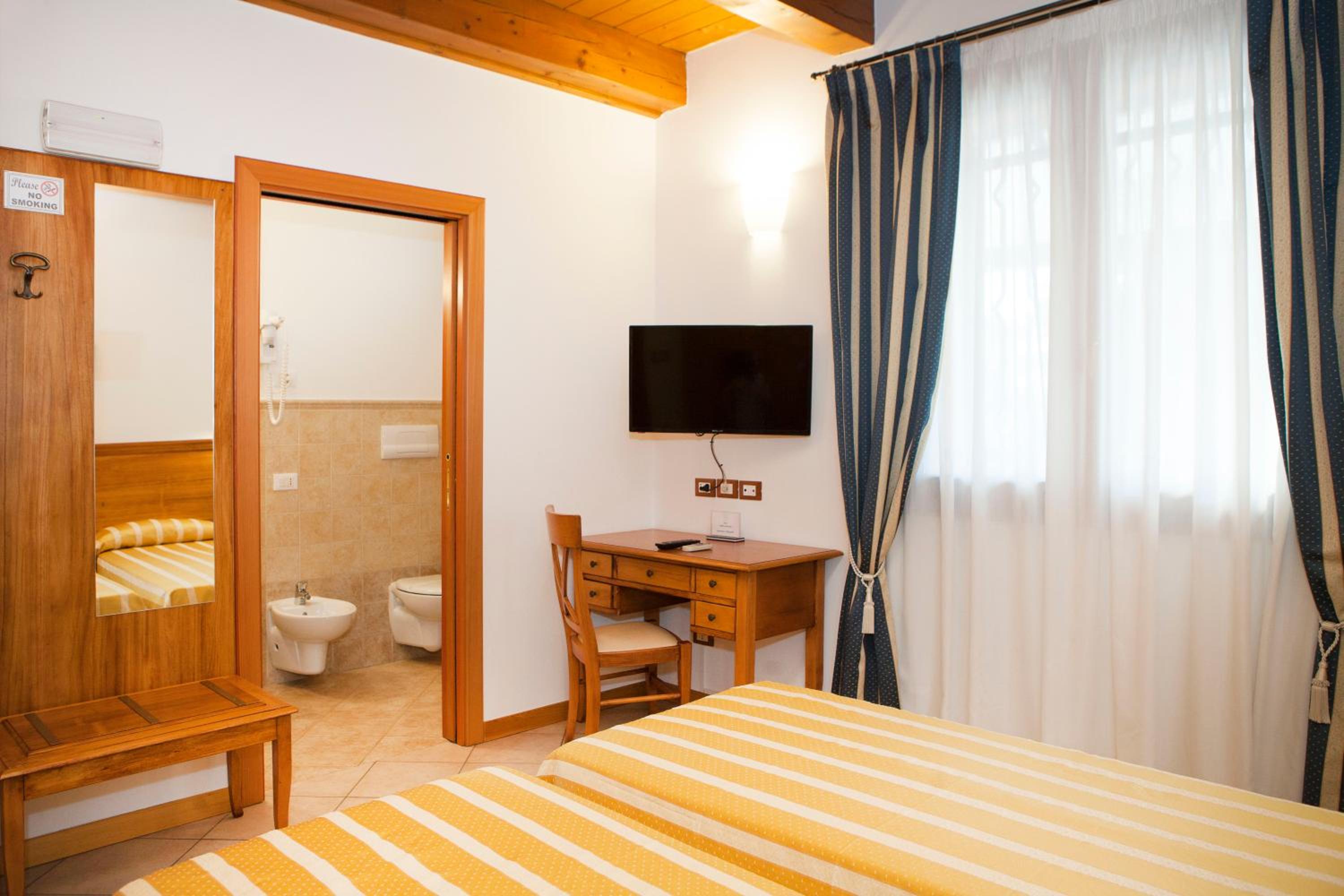 Twin Room with Private Bathroom - Photo 5