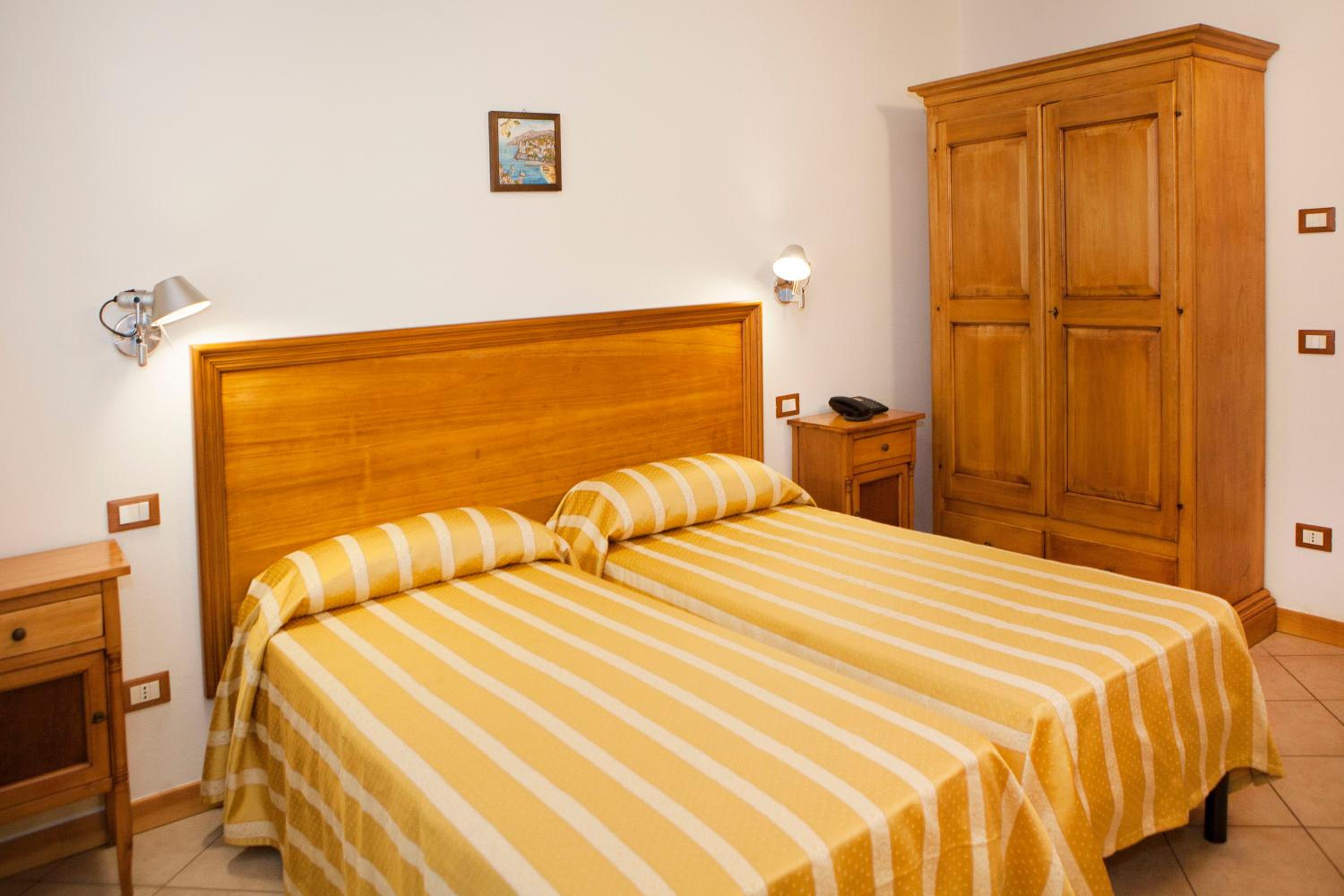 Twin Room with Private Bathroom - Photo 1