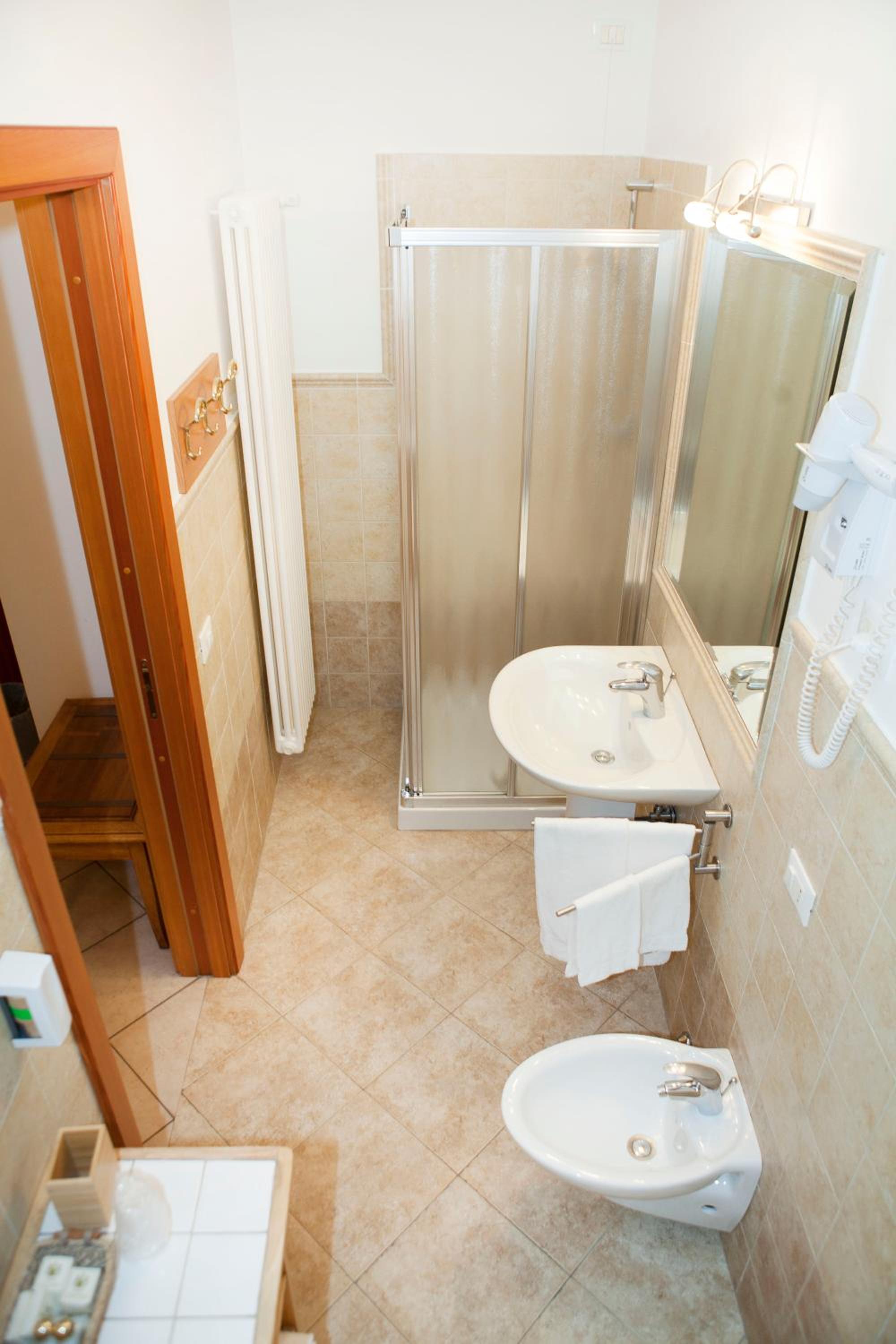 Twin Room with Private Bathroom - Photo 2