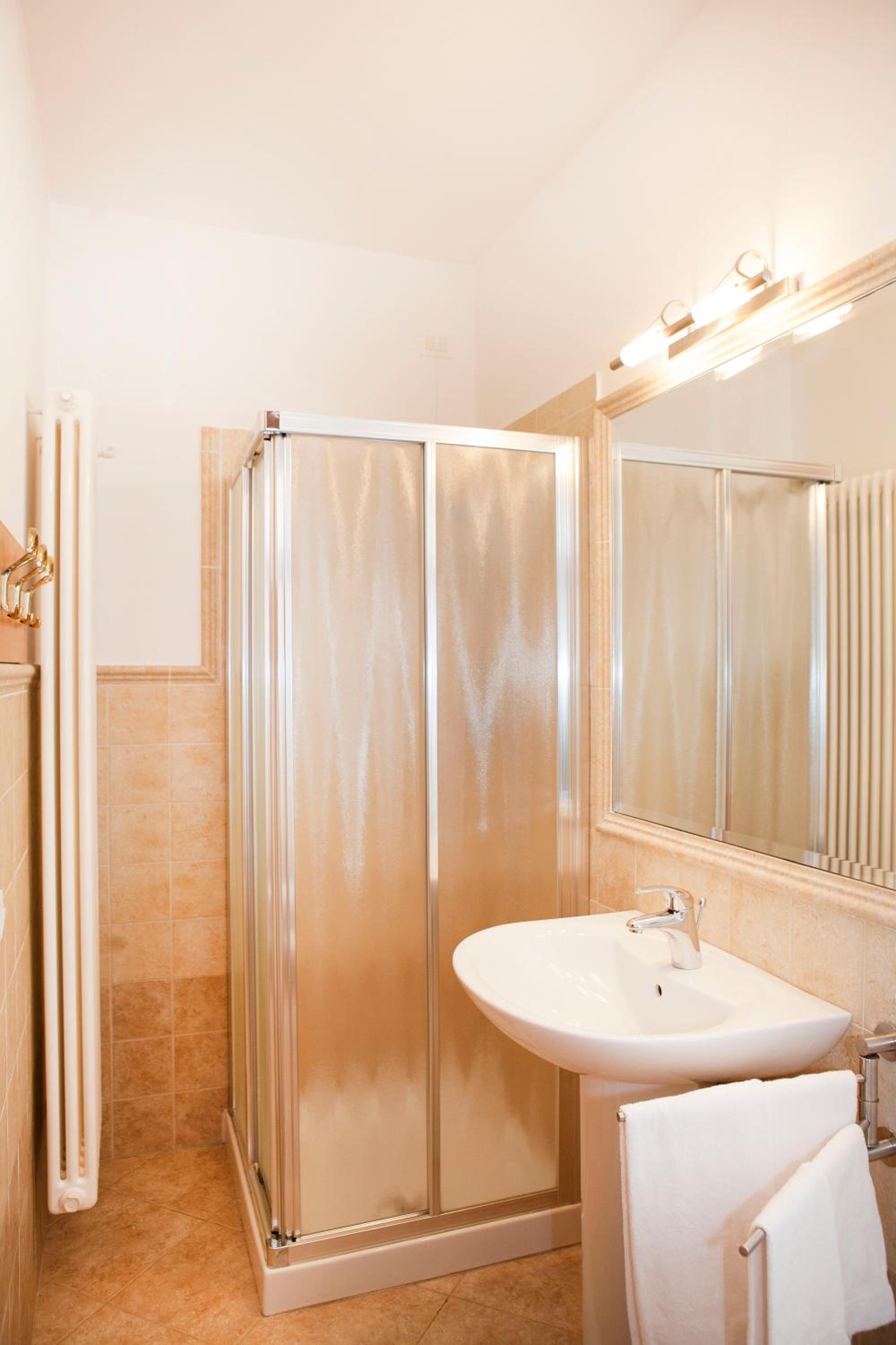 Twin Room with Private Bathroom - Photo 3