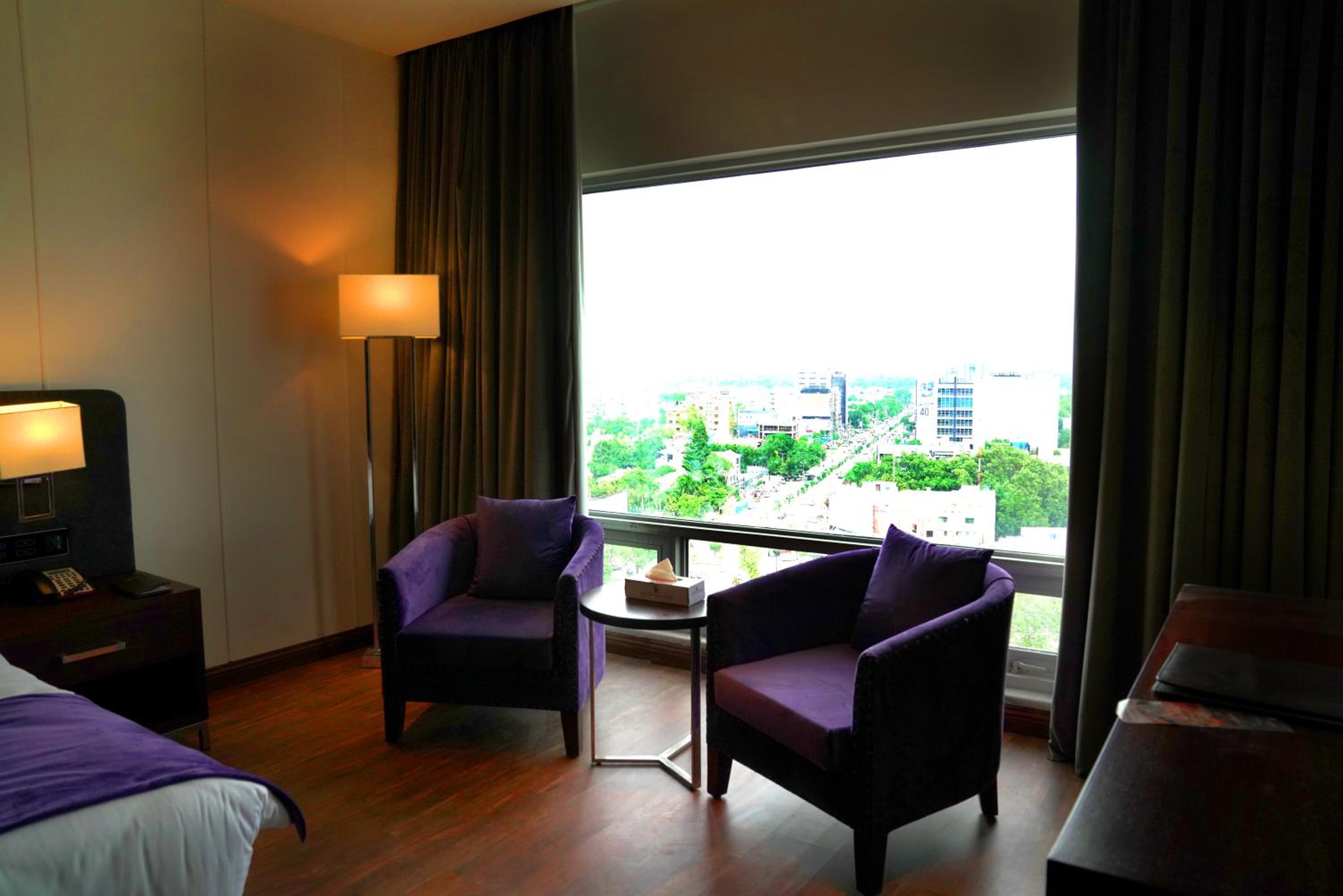 Deluxe King Room - Photo 12