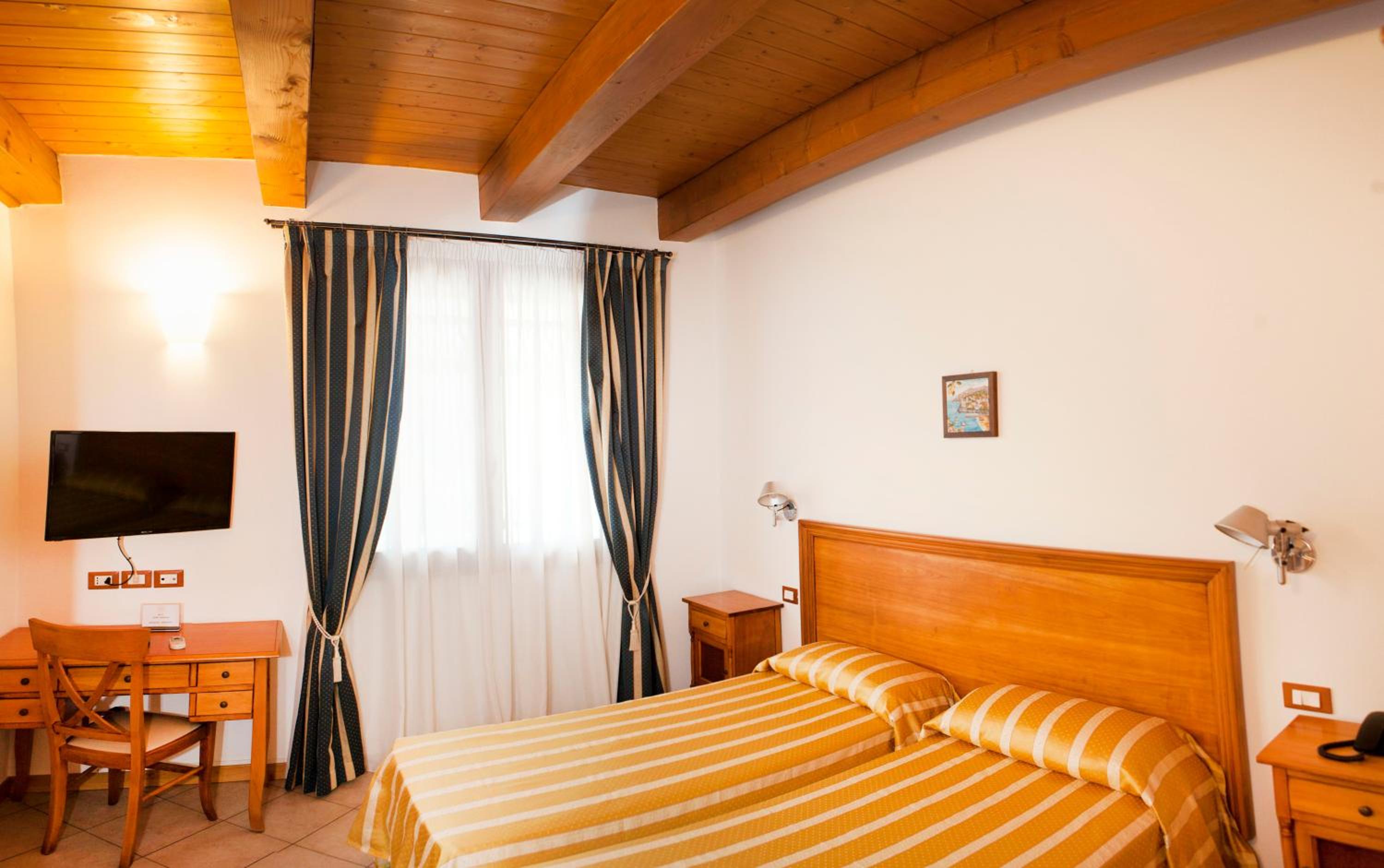 Twin Room with Private Bathroom - Photo 4