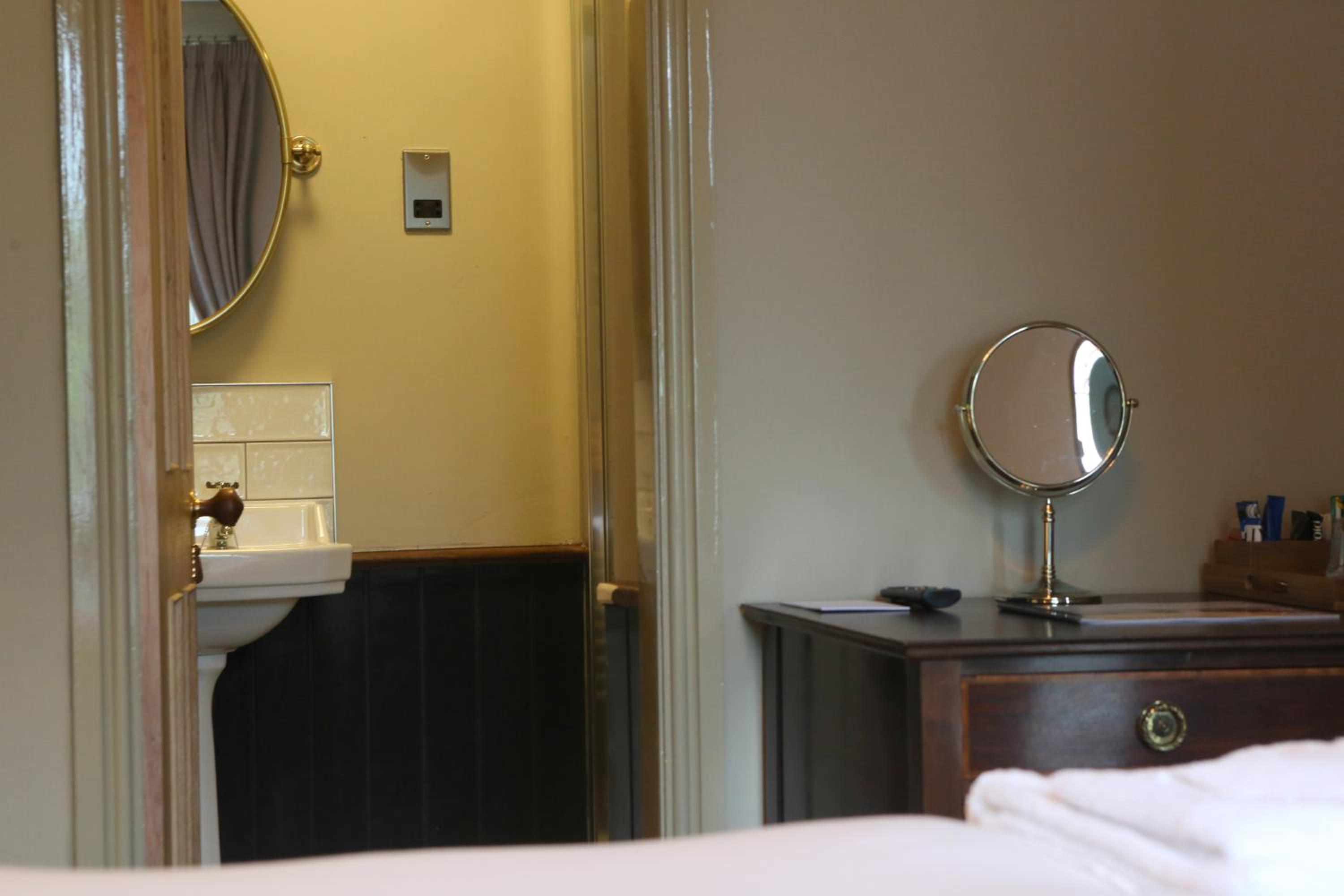 Twin Room with Private Bathroom photo 2
