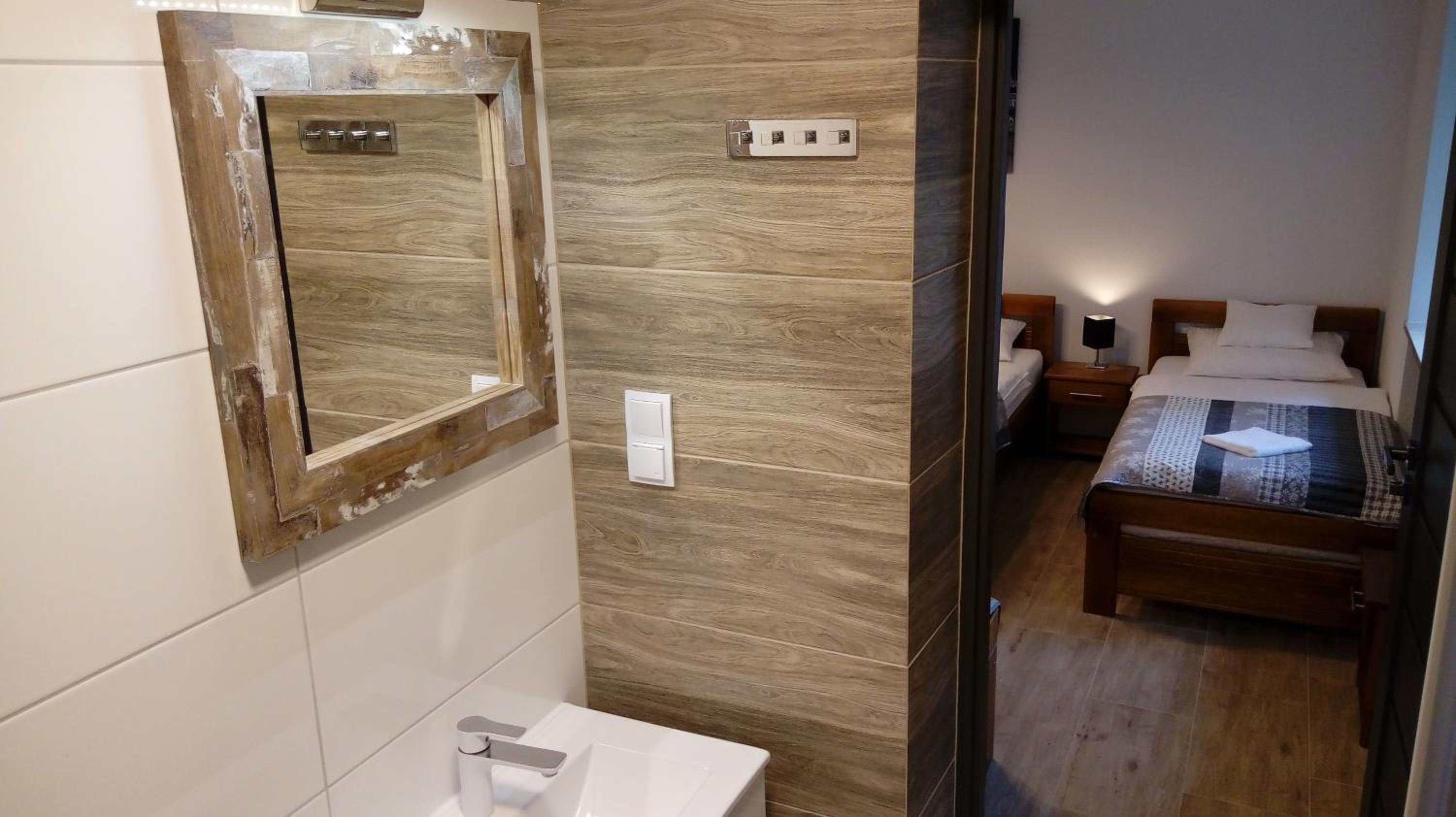 Quadruple Room with Private Bathroom - Photo 3