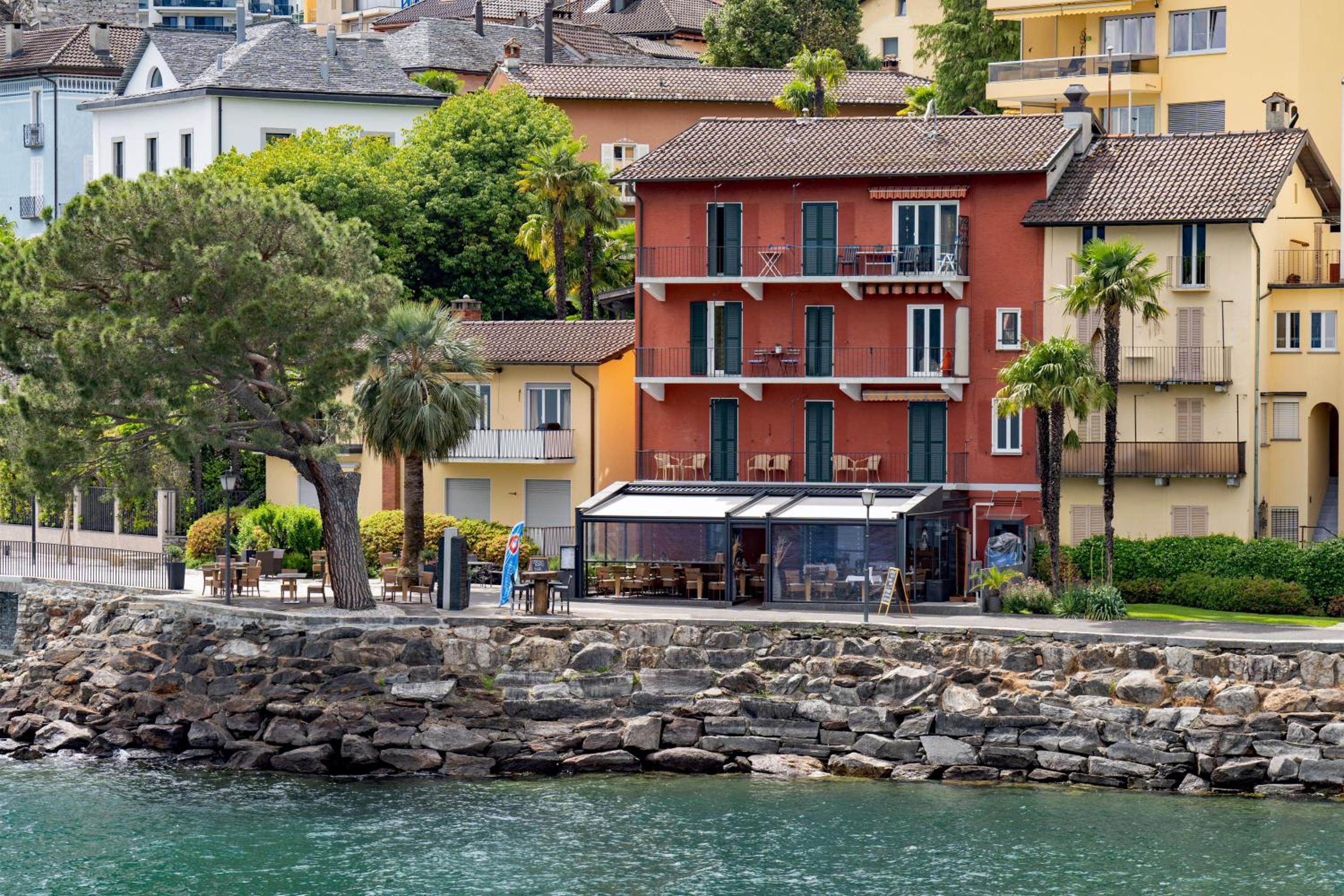 Two-Bedroom Apartment with Lake View and Balcony photo 2