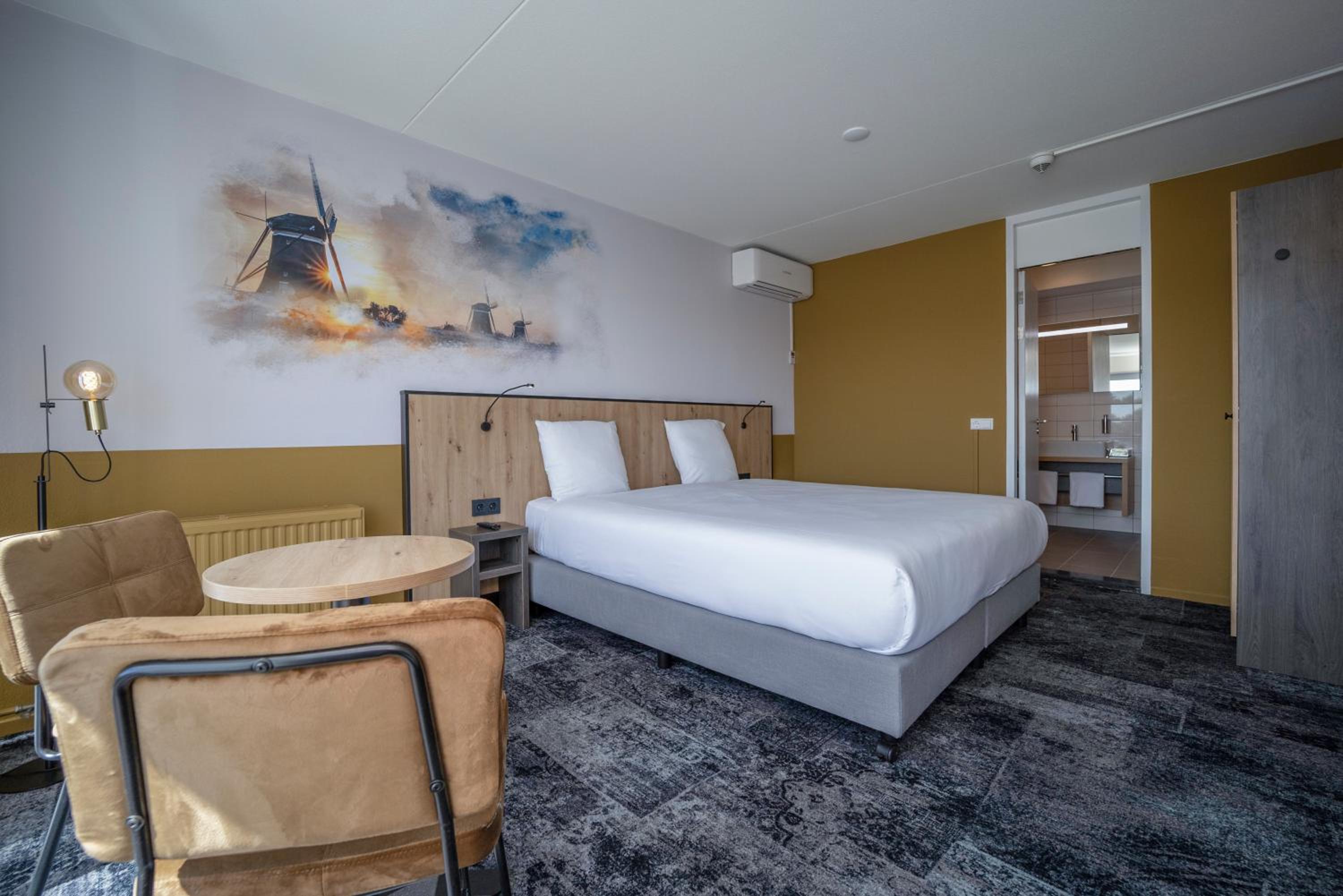 Suite - Photo 1