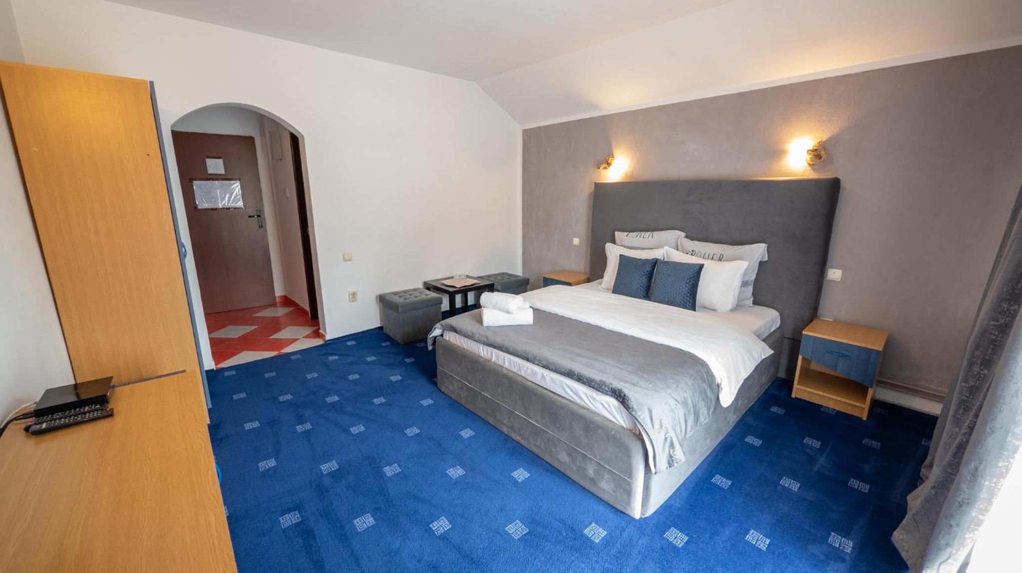 Double Room with Balcony - Photo 17