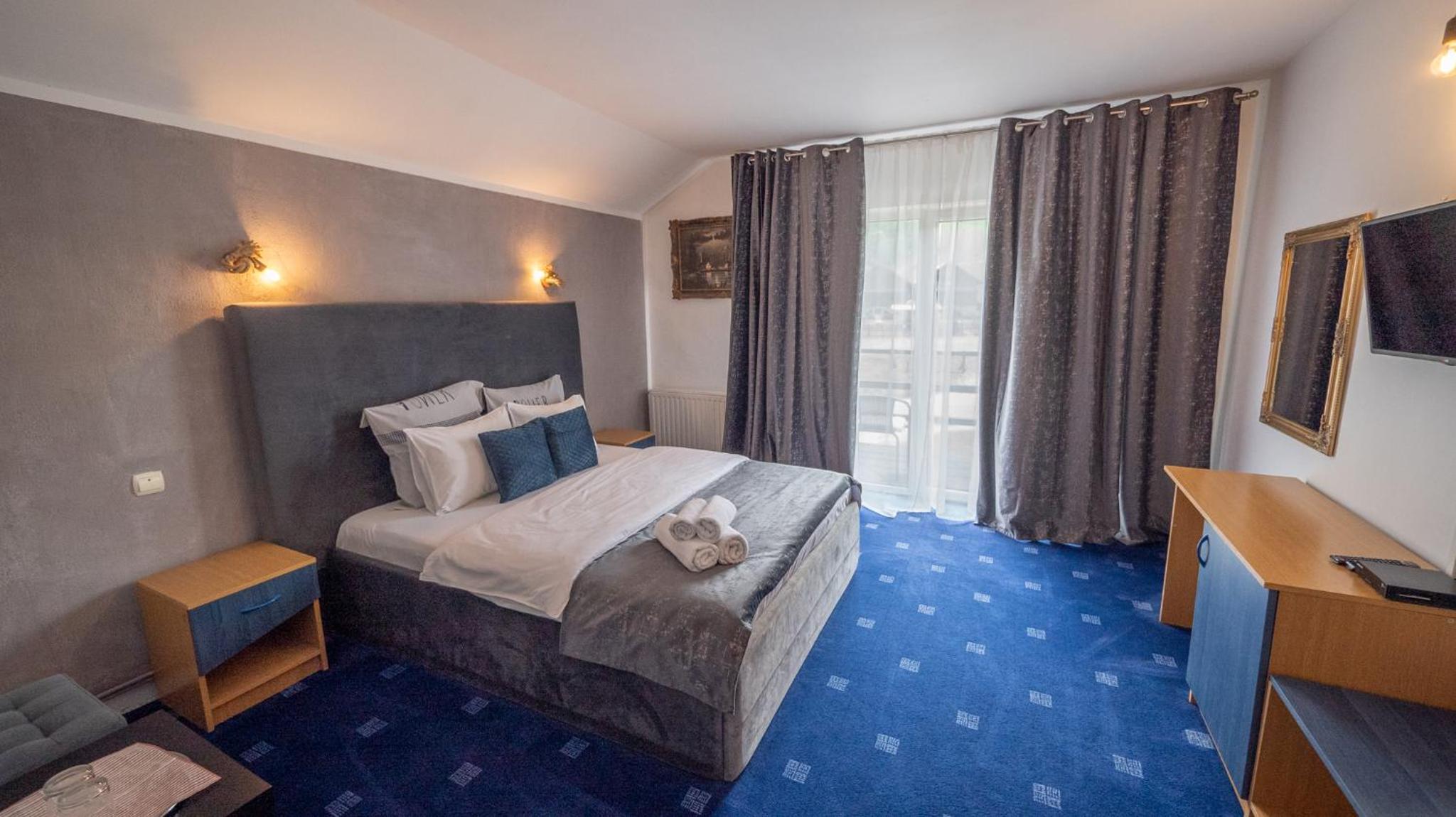 Double Room with Balcony - Photo 12