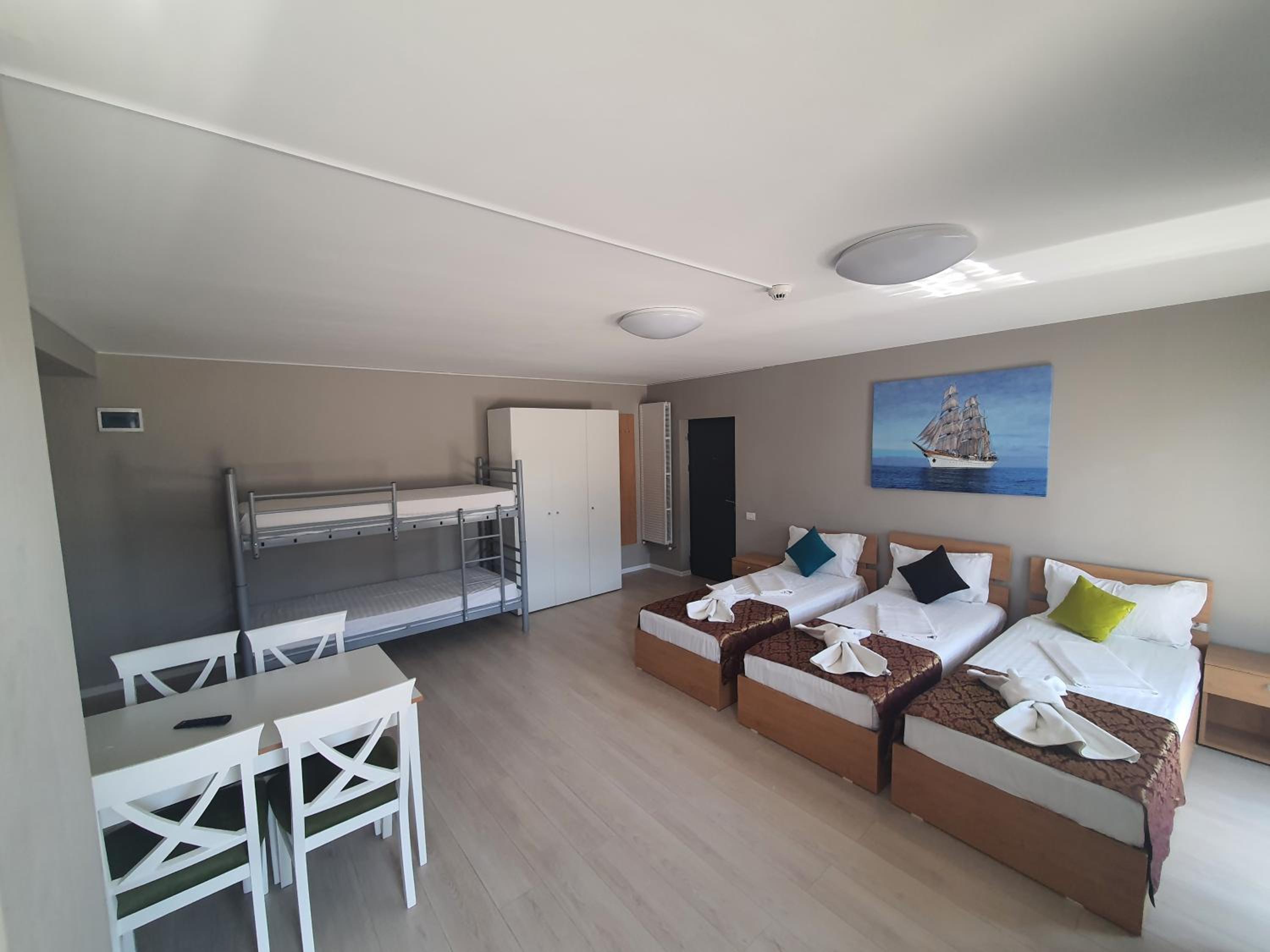 Deluxe Quadruple Room - Photo 5