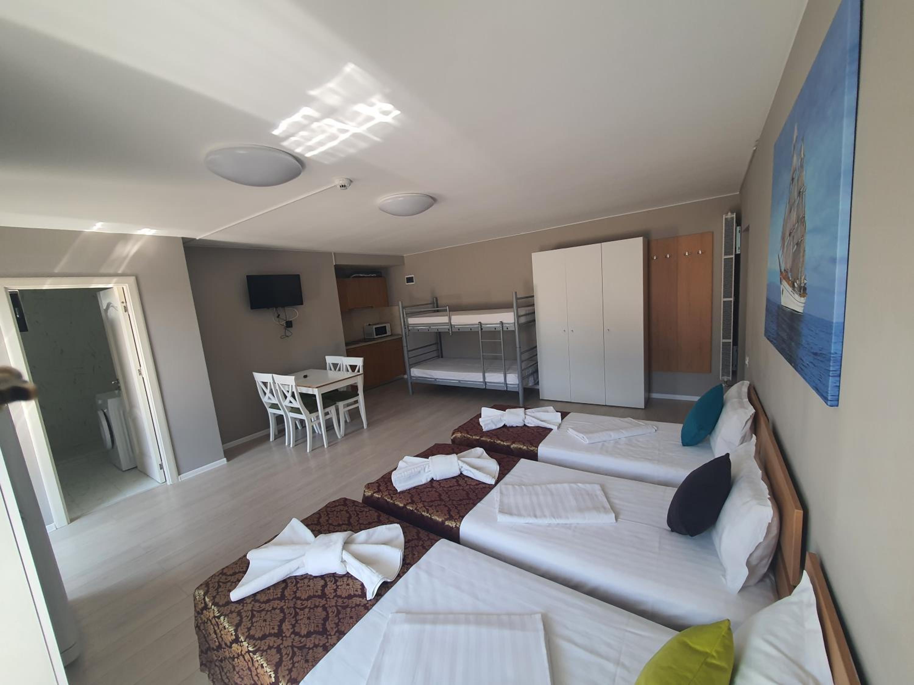 Deluxe Quadruple Room - Photo 1