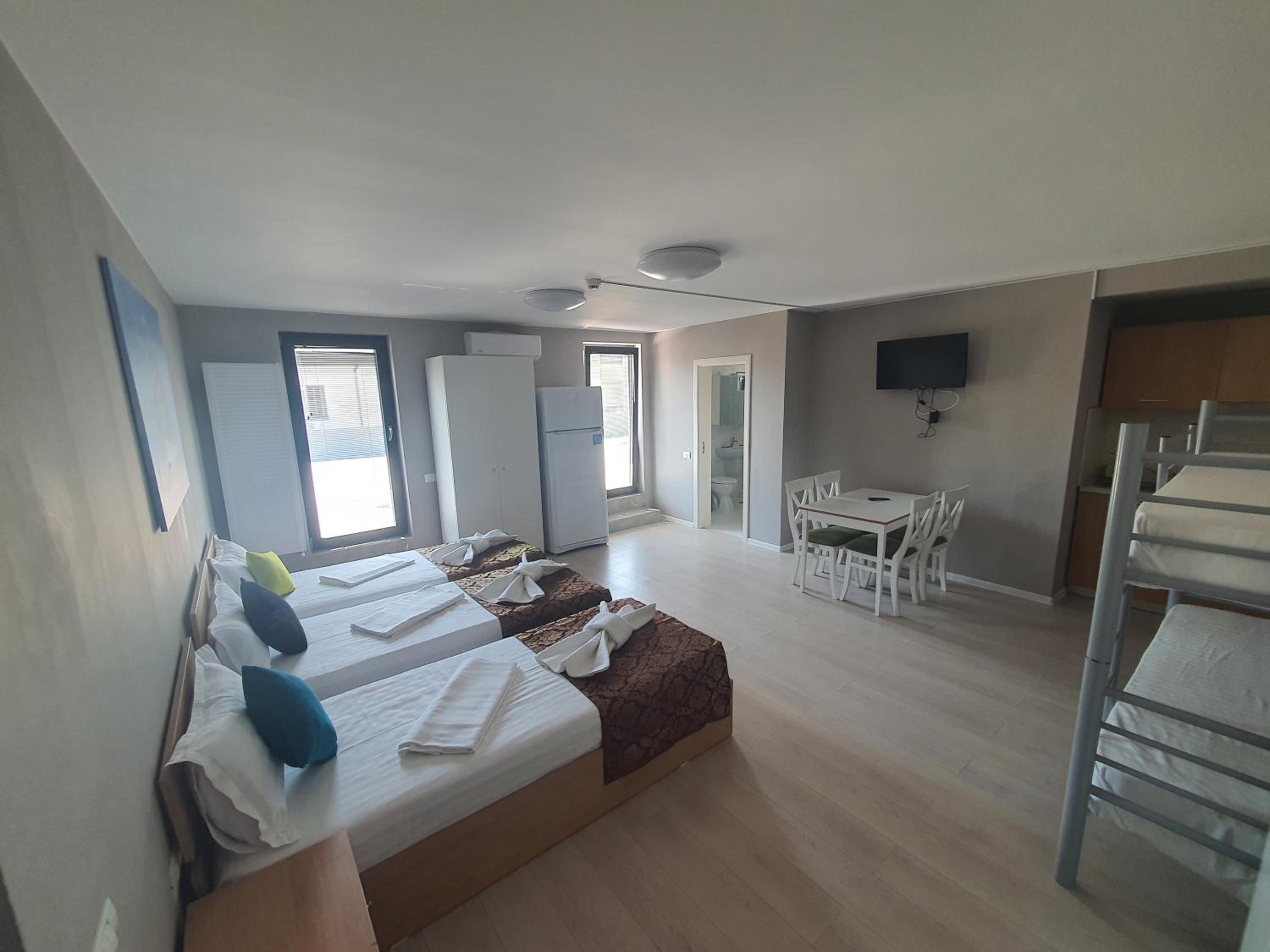 Deluxe Quadruple Room - Photo 2