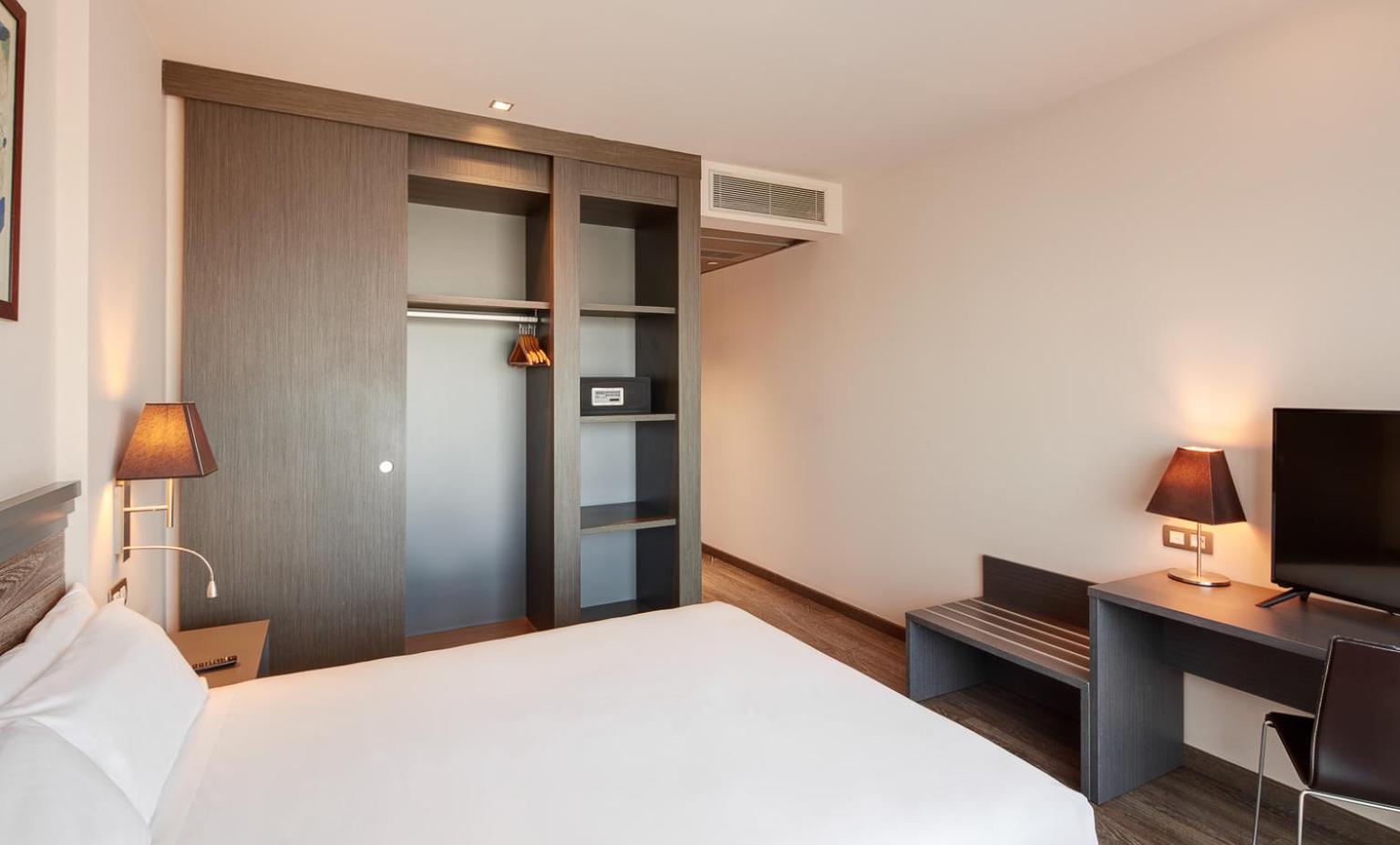 Double or Twin Room - Photo 9