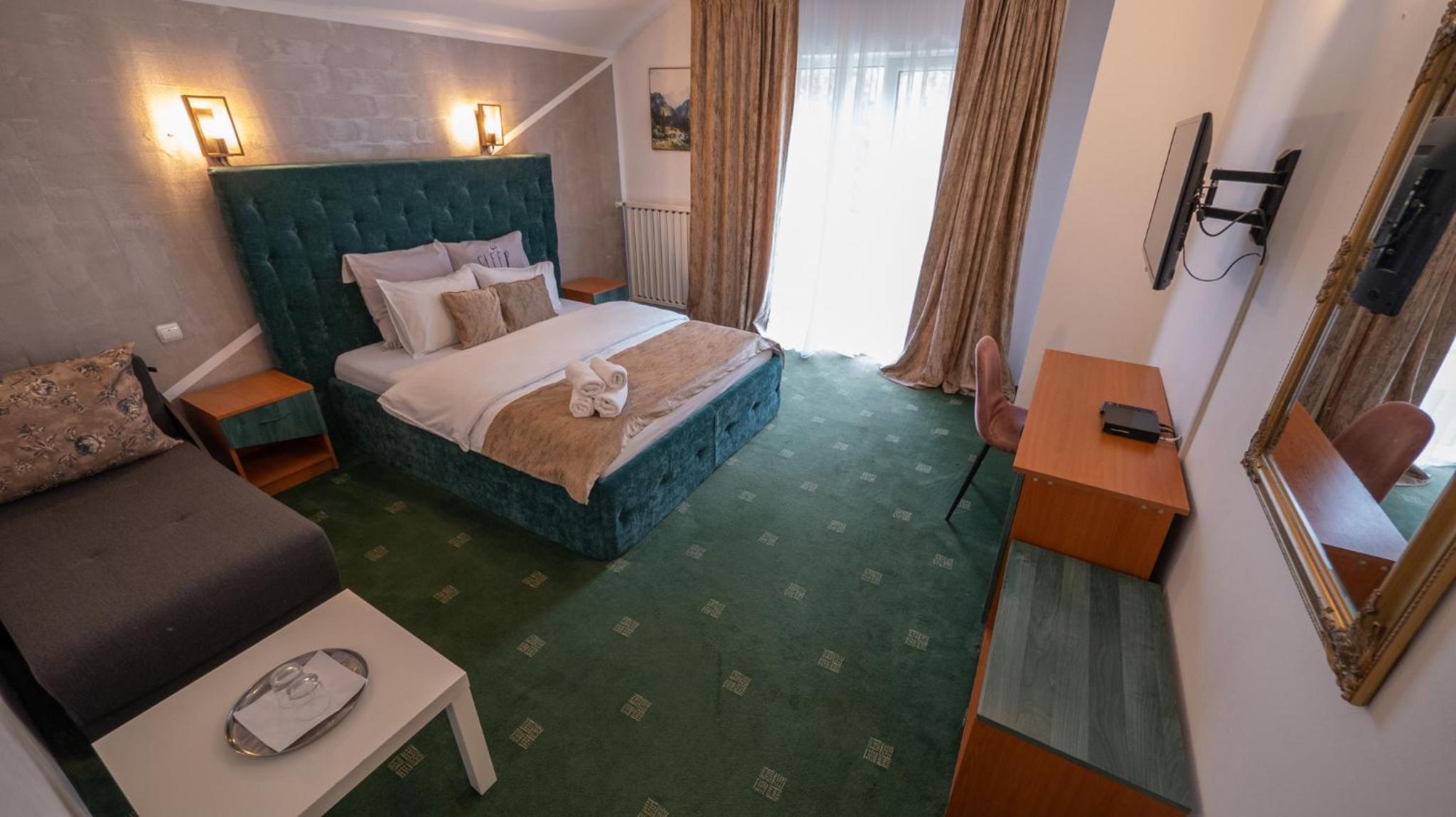 Triple Room with Balcony - Photo 10