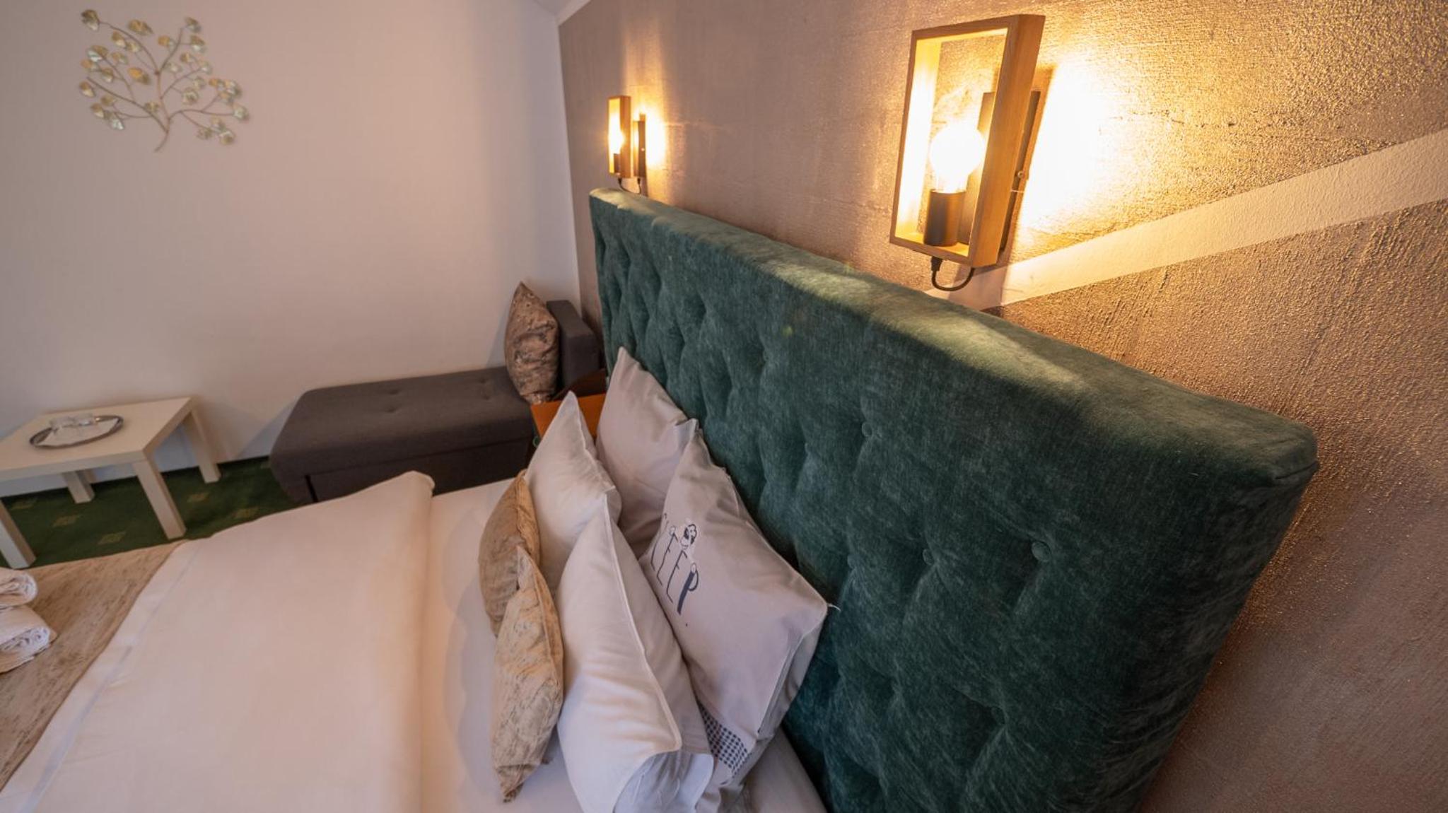 Triple Room with Balcony - Photo 9