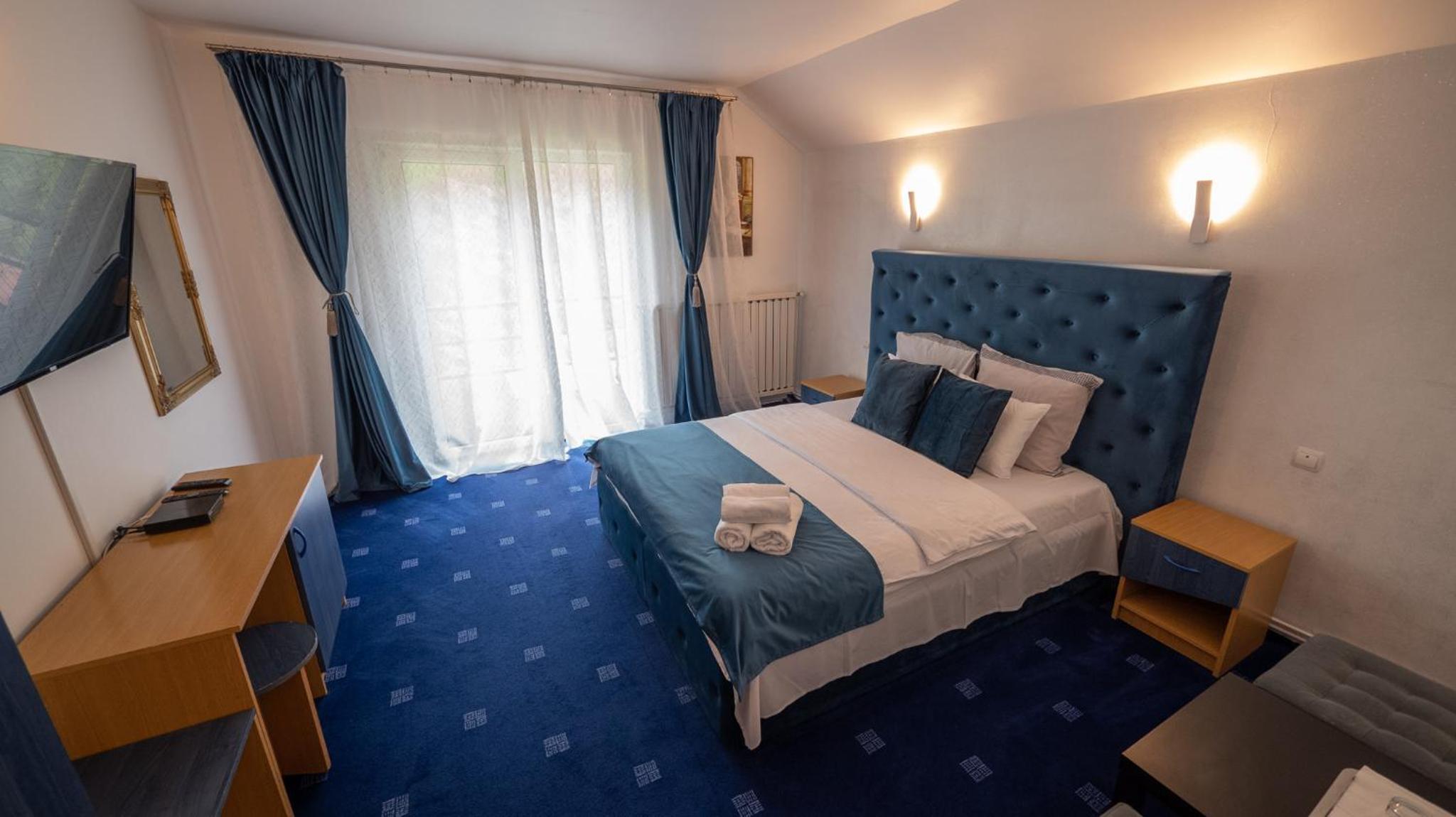 Double Room with Balcony - Photo 21