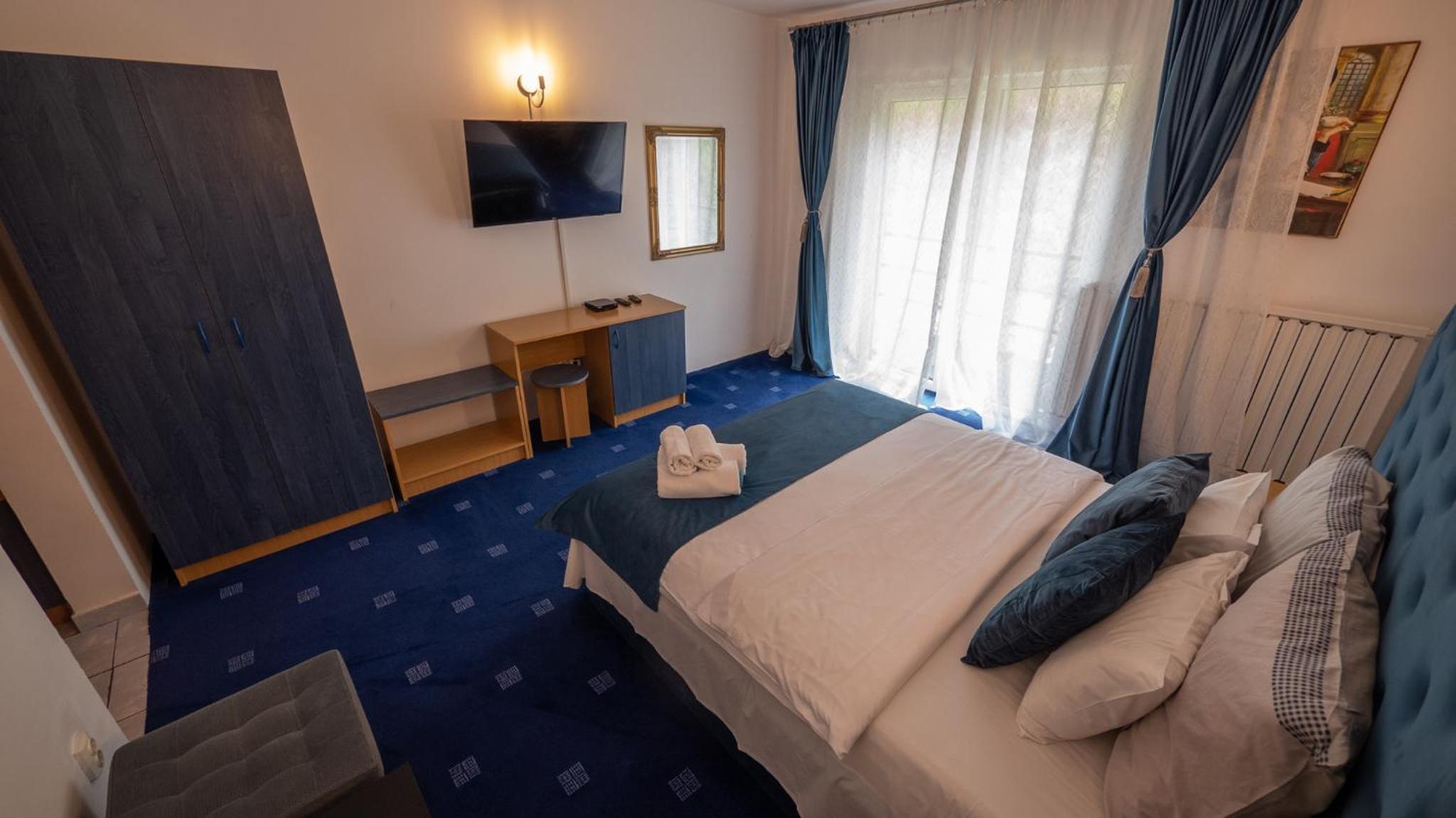 Double Room with Balcony - Photo 22