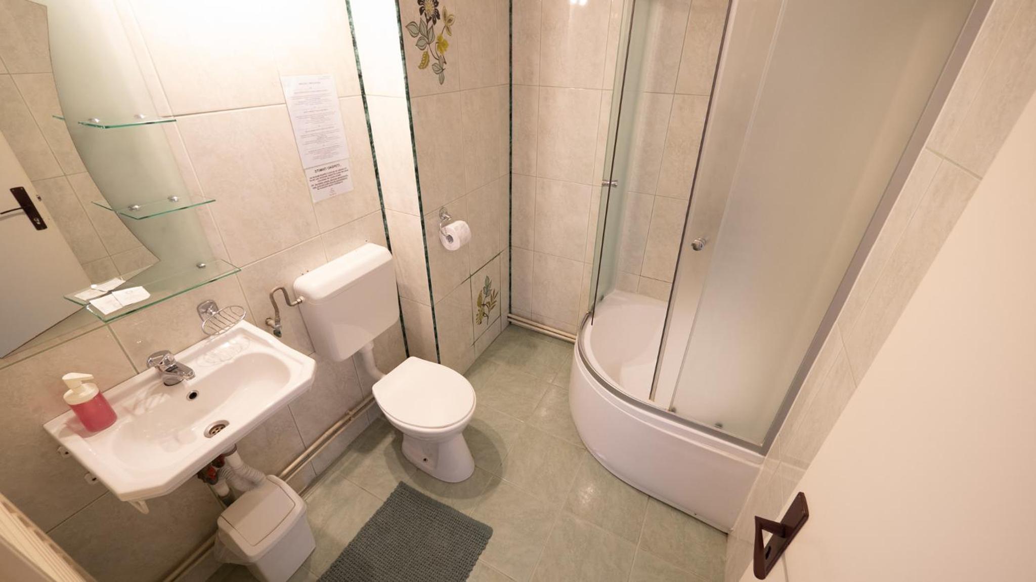 Double Room with Balcony - Photo 11