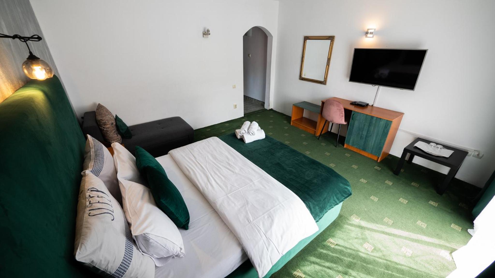 Triple Room with Balcony - Photo 5