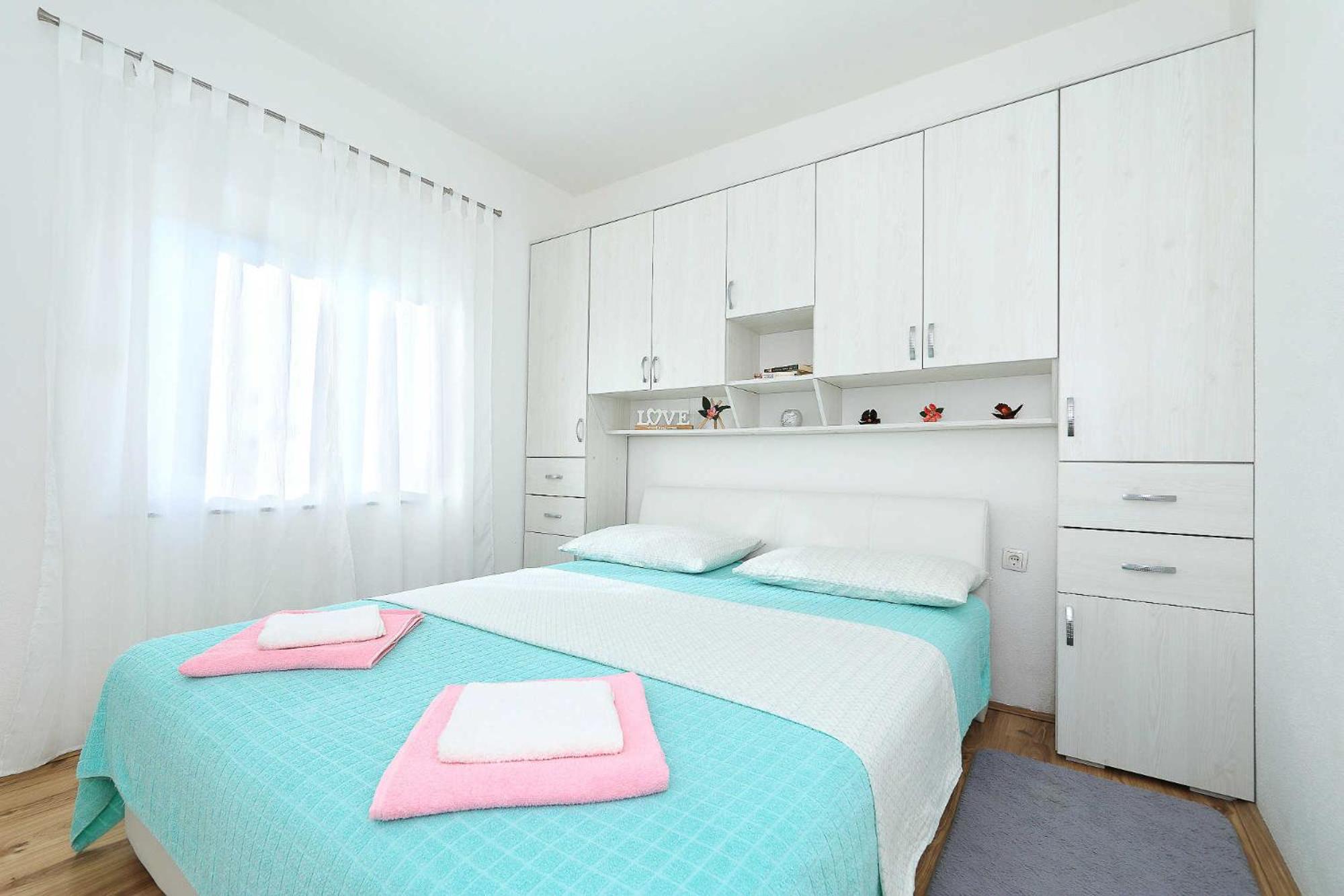 Apartment with Lake View