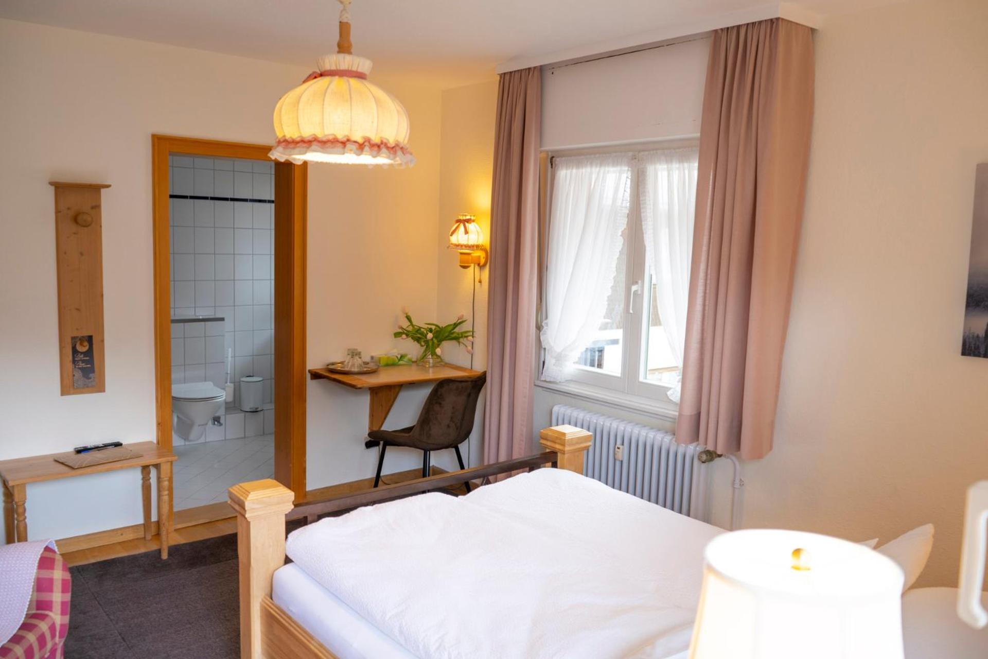 Double Room with Balcony - Photo 4