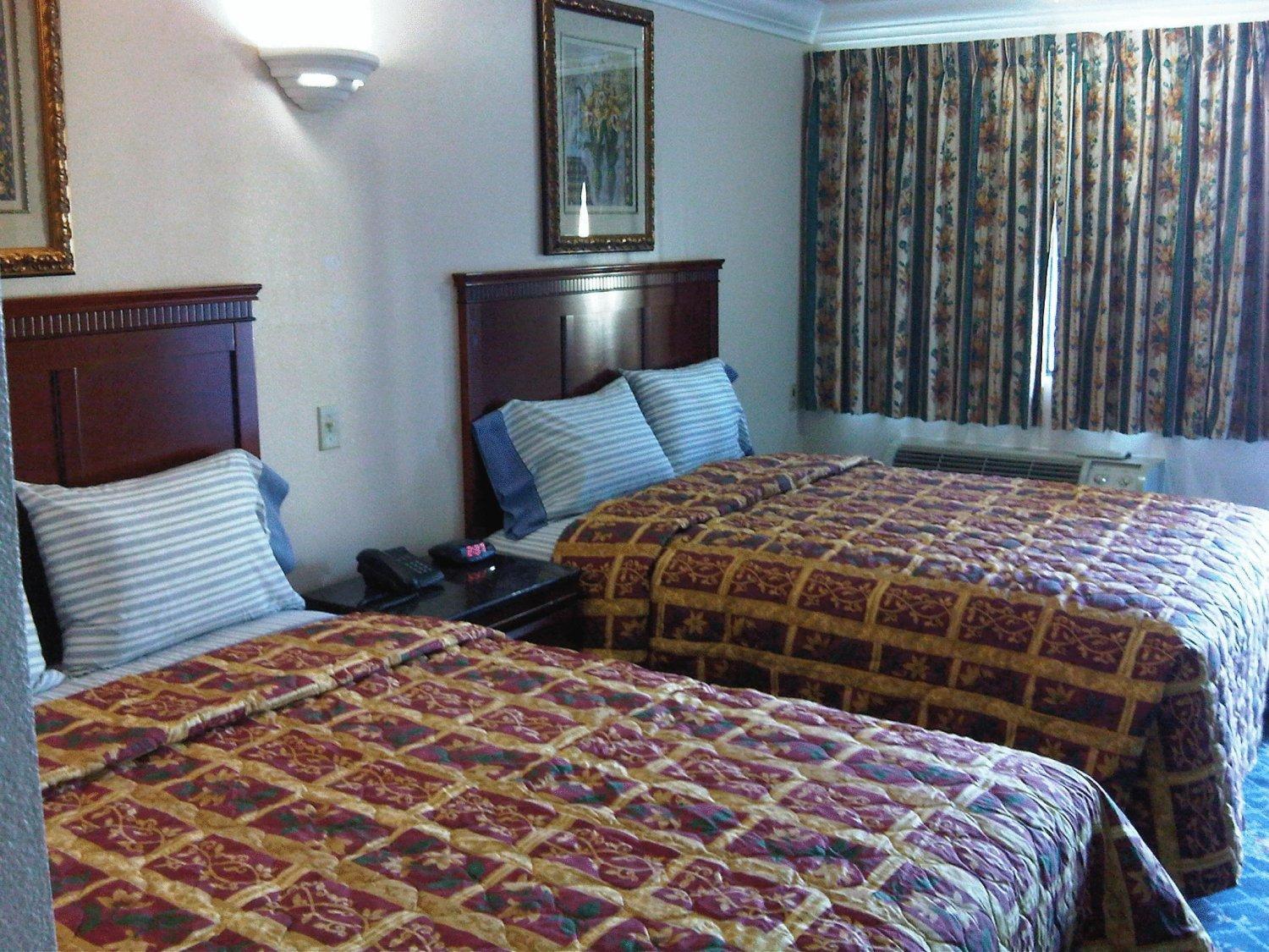 Deluxe King Room with Two King Beds, Non-Smoking - Photo 5