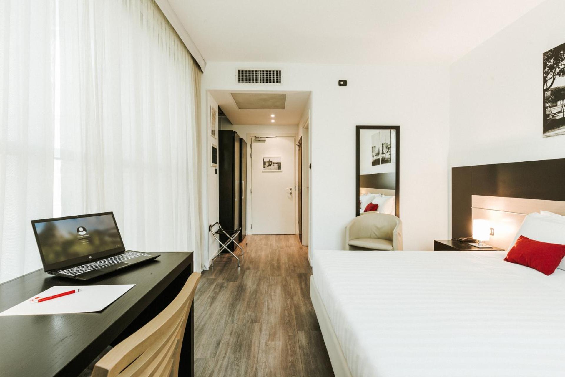 Double Room - Photo 7