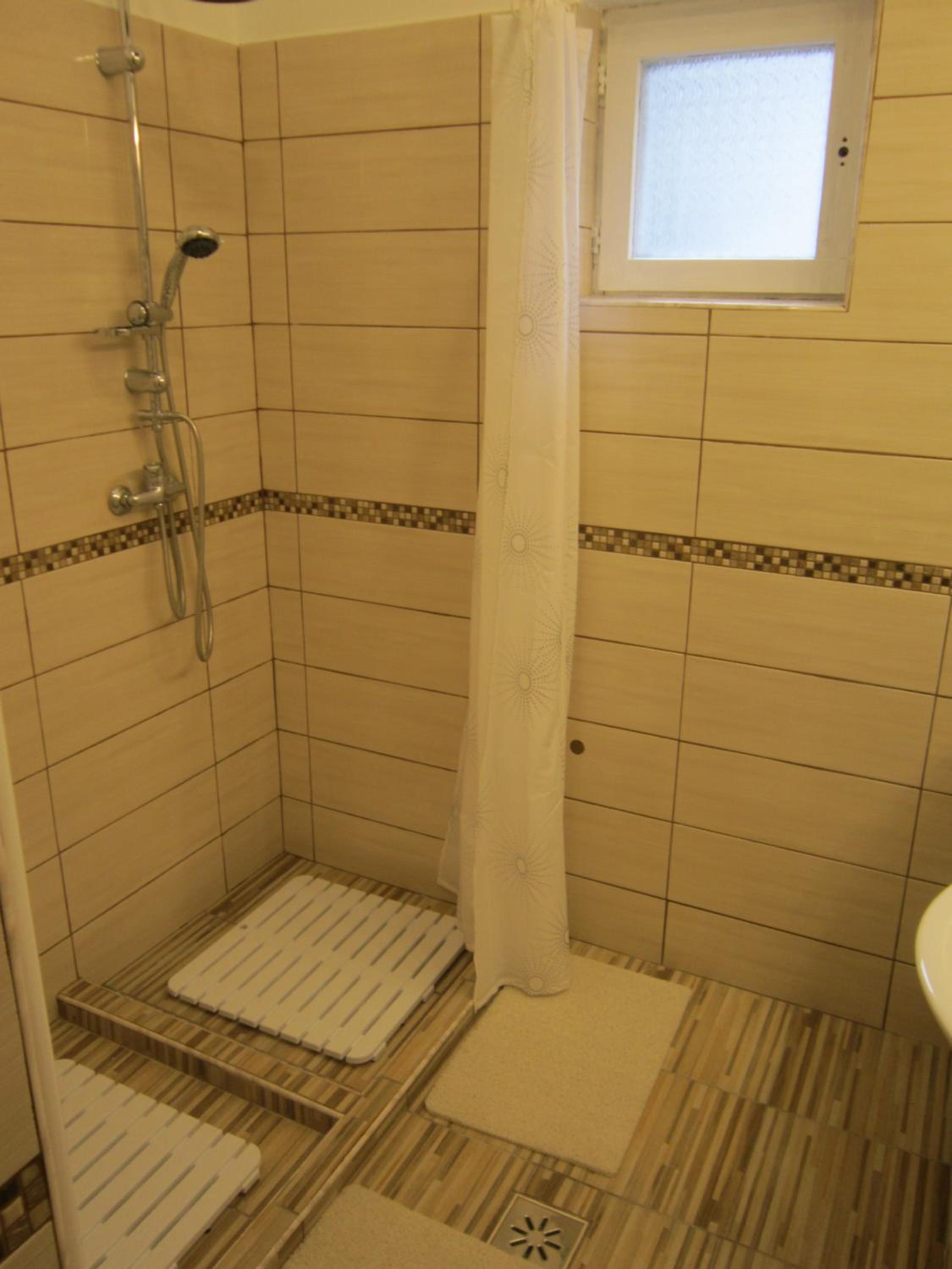 Quadruple Room - Photo 9