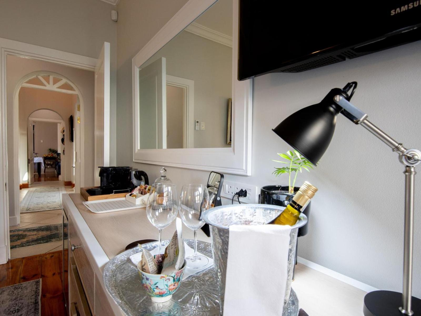 Deluxe King Room - Photo 8