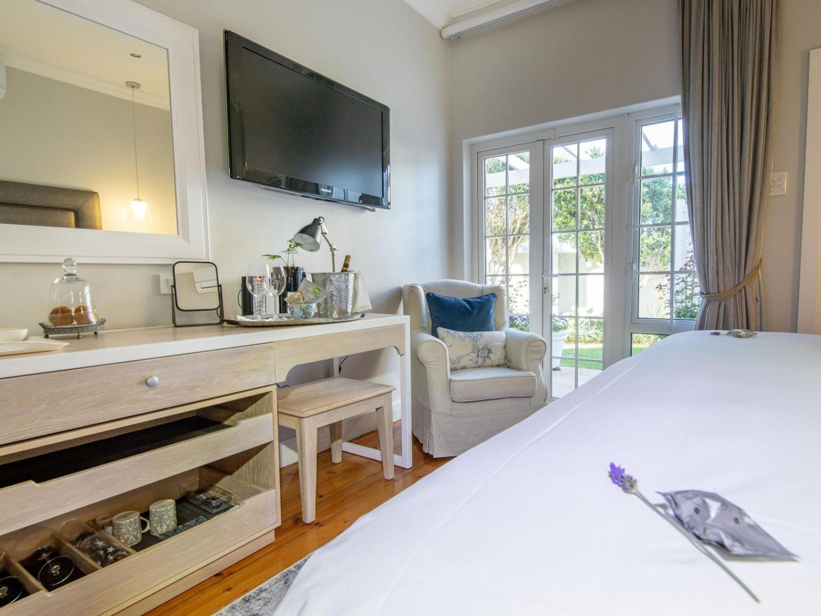 Deluxe King Room - Photo 10
