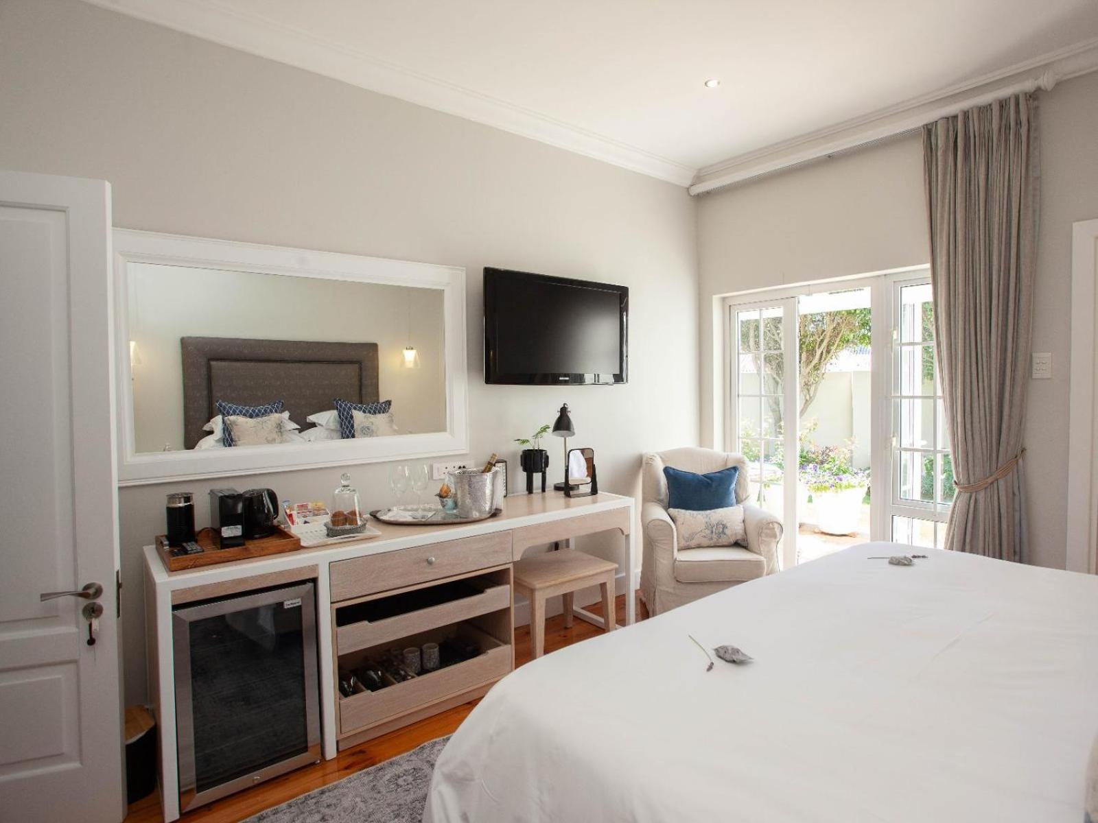 Deluxe King Room - Photo 9