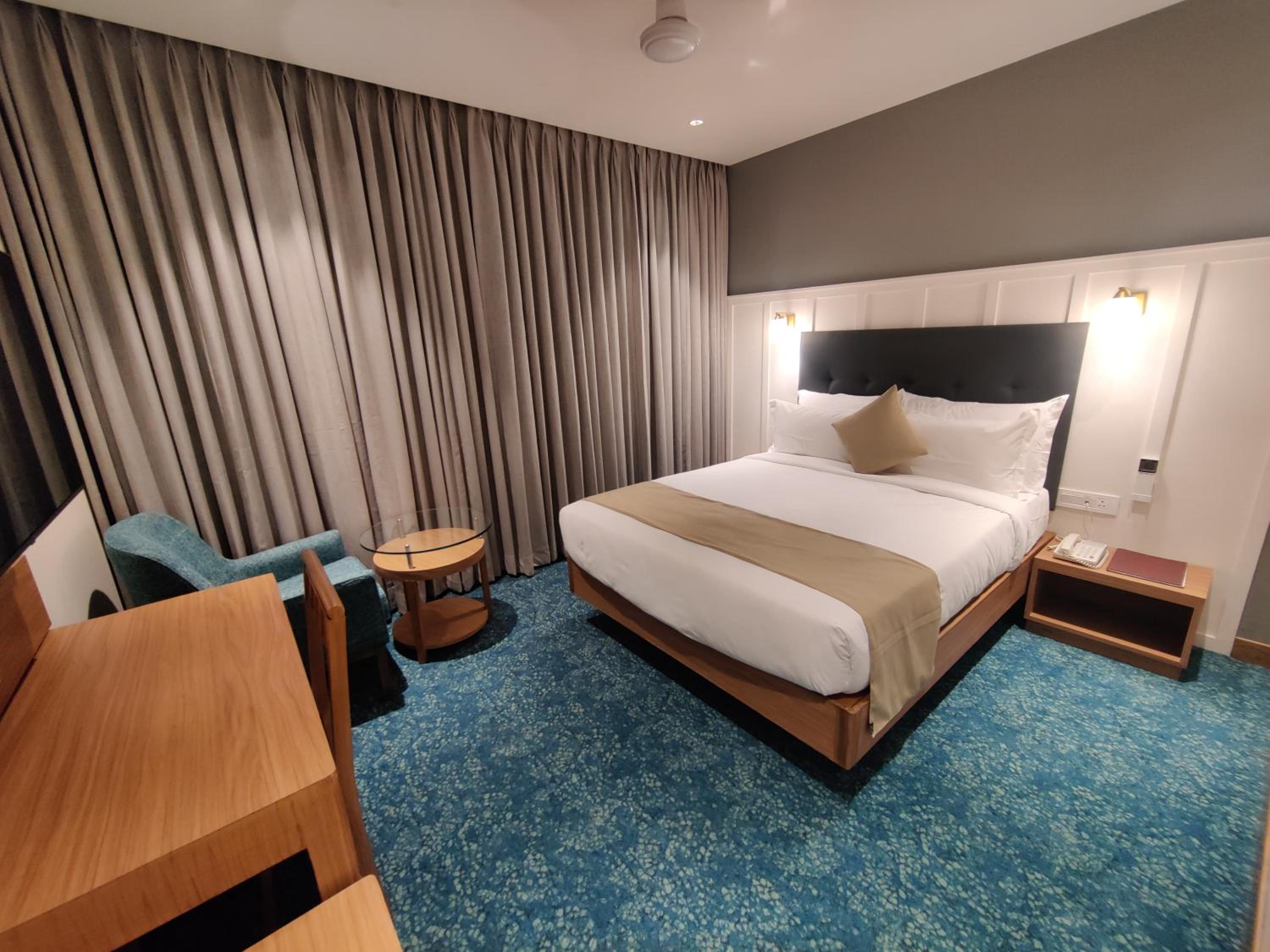 Queen Room photo 2