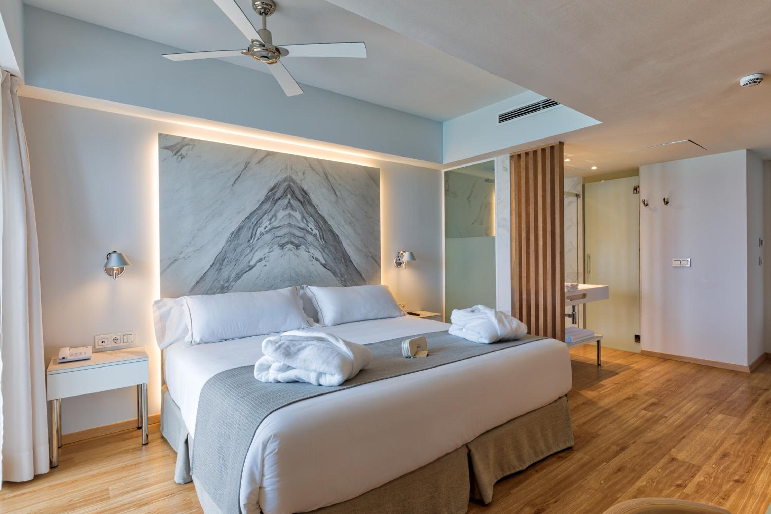Double Room with Frontal Sea View - Photo 2