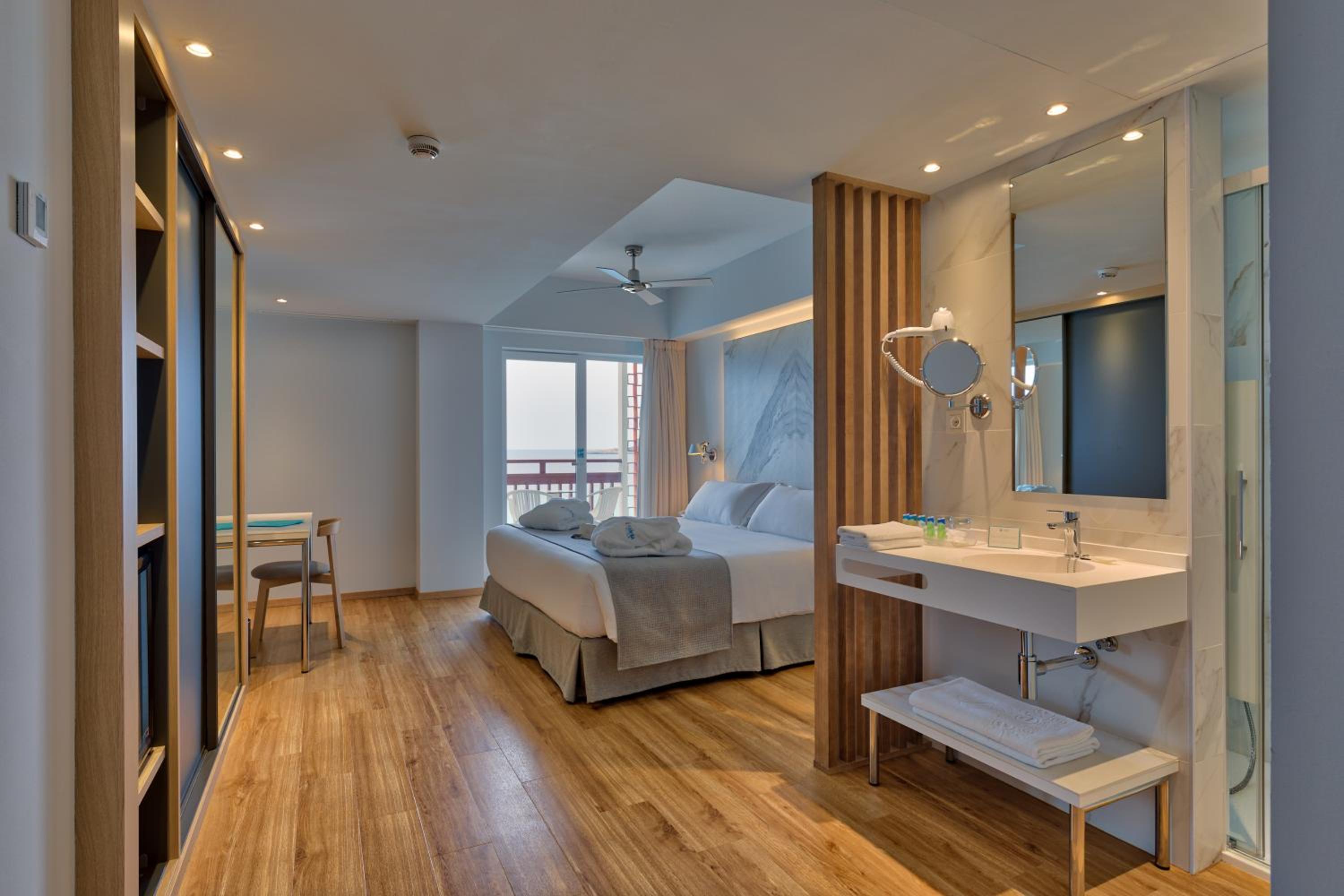 Double Room with Frontal Sea View - Photo 3