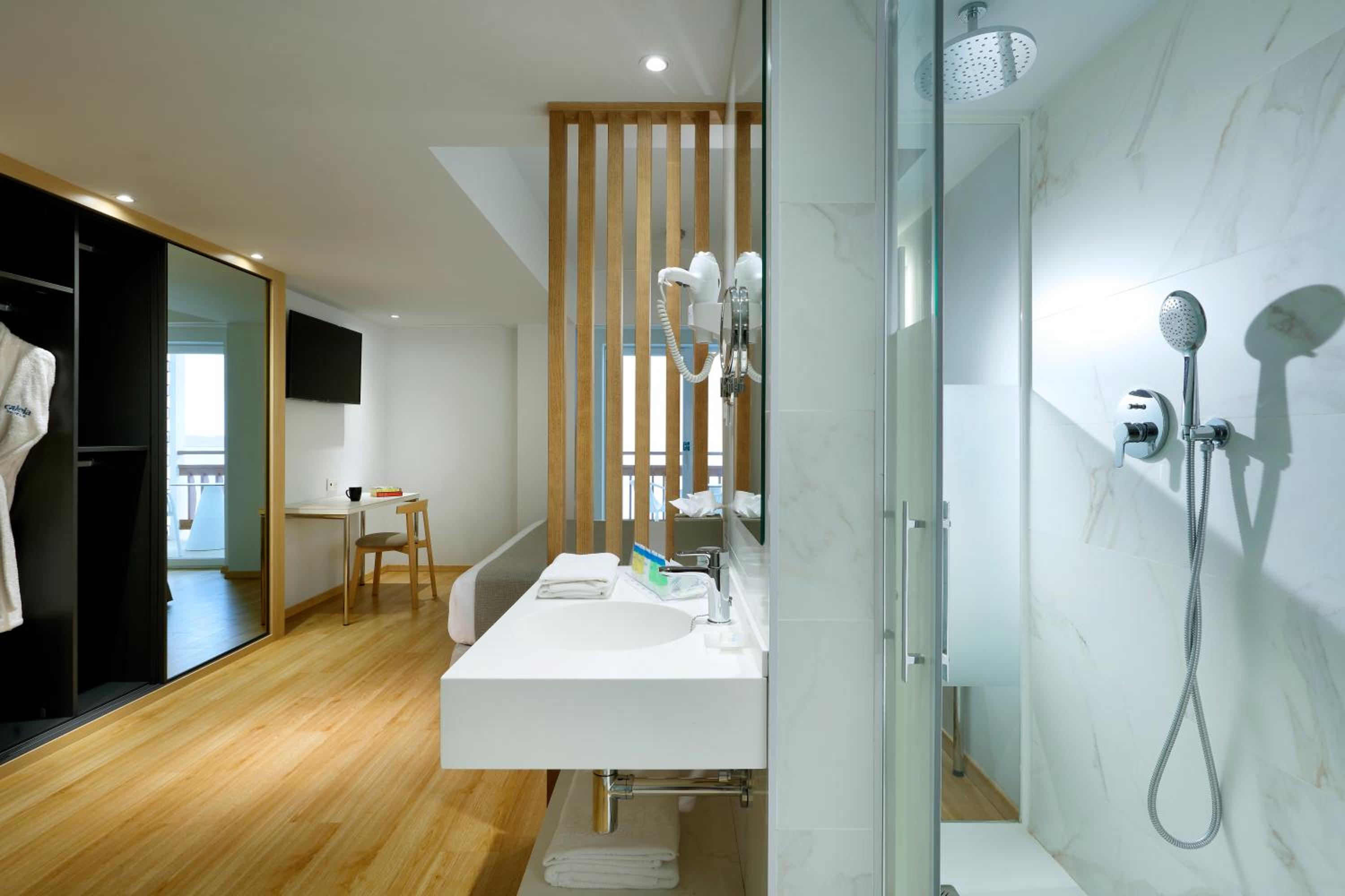Double Room with Frontal Sea View - Photo 11